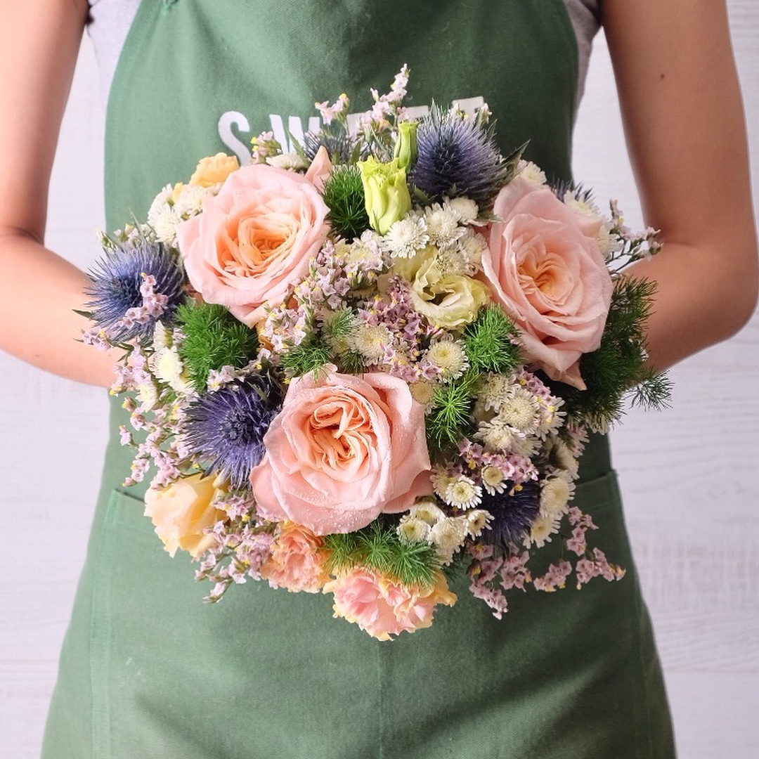 ช่อ พาสเทล หวาน ดอกไม้หลัก กุหลาบ คาร์เนชั่น เบญจมาศ/มัม — ผลงานร้านดอกไม้ Sweetflower by Issaree — ภาพที่ 3 จาก 6