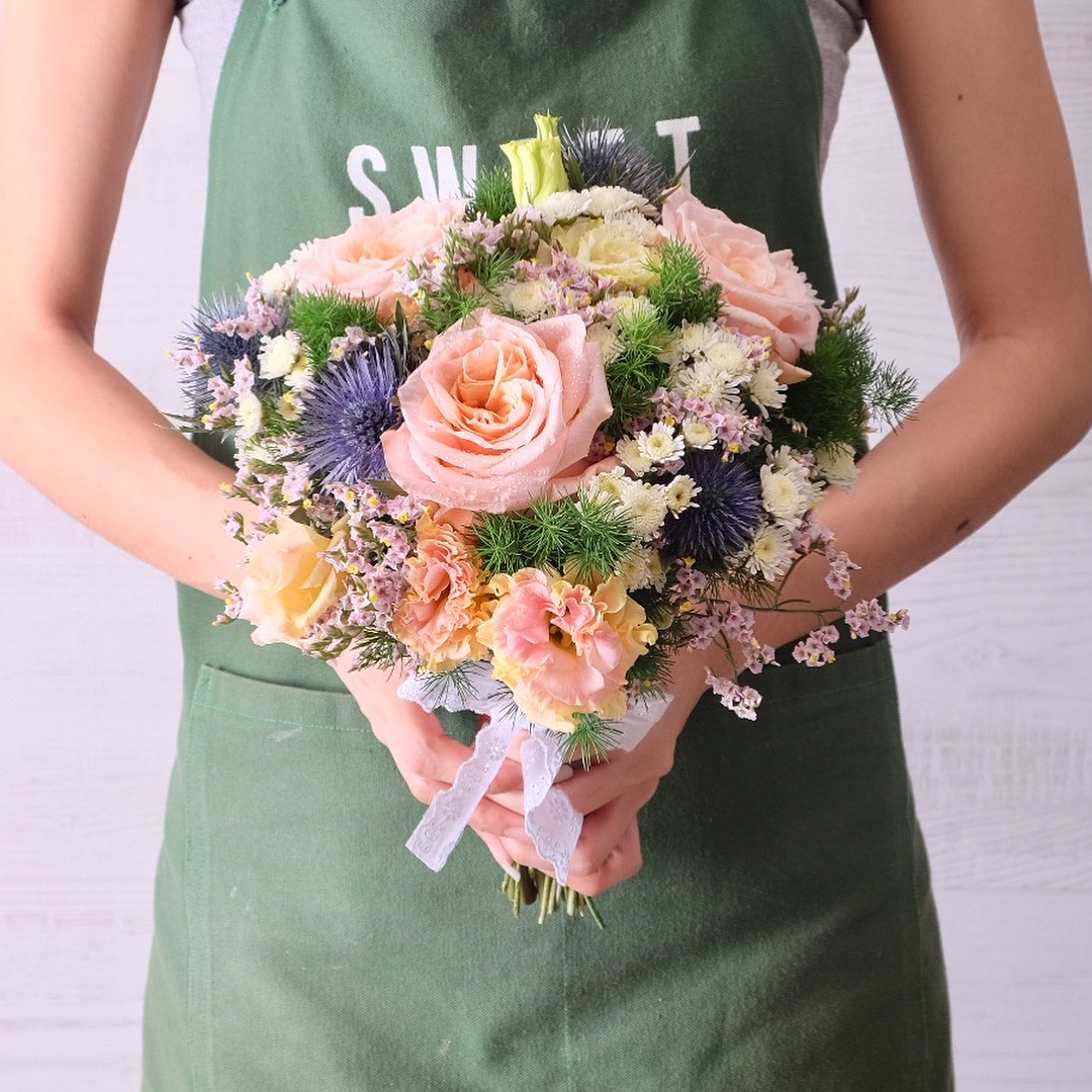ช่อ พาสเทล หวาน ดอกไม้หลัก กุหลาบ คาร์เนชั่น เบญจมาศ/มัม — ผลงานร้านดอกไม้ Sweetflower by Issaree — ภาพที่ 4 จาก 6