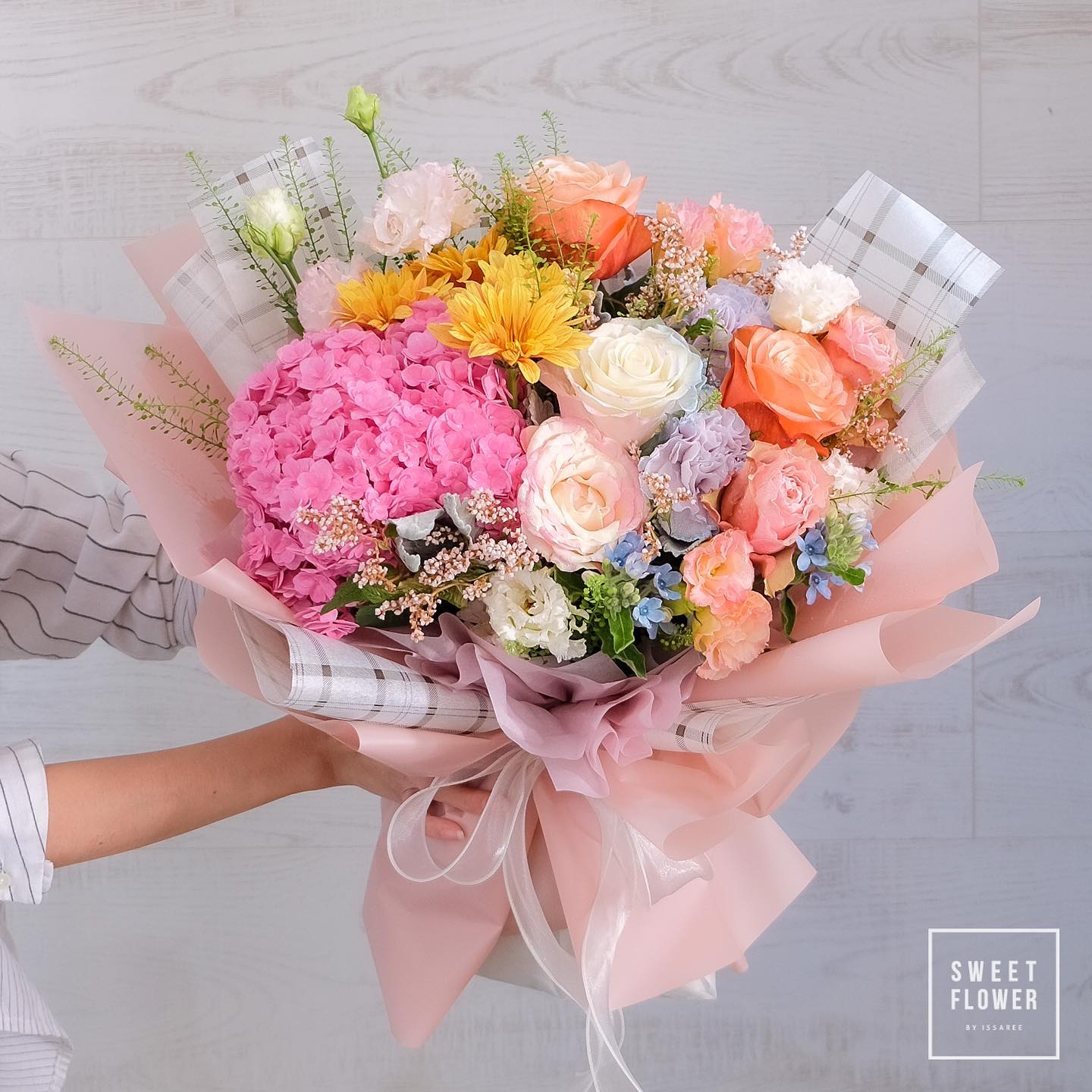 ช่อ หลากสี หวาน ดอกไม้หลัก ไฮเดรนเยีย กุหลาบ คาร์เนชั่น — ผลงานร้านดอกไม้ Sweetflower by Issaree