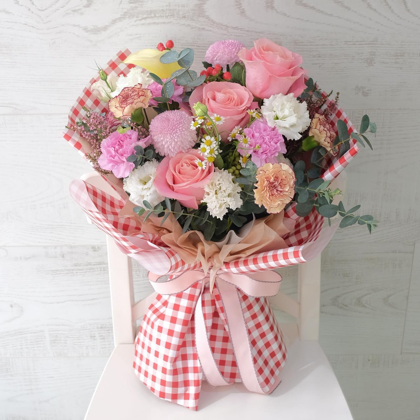 กล่อง พาสเทล สดใส ดอกไม้หลัก กุหลาบ คาร์เนชั่น เบญจมาศ/มัม — ผลงานร้านดอกไม้ Sweetflower by Issaree — ภาพที่ 3 จาก 4