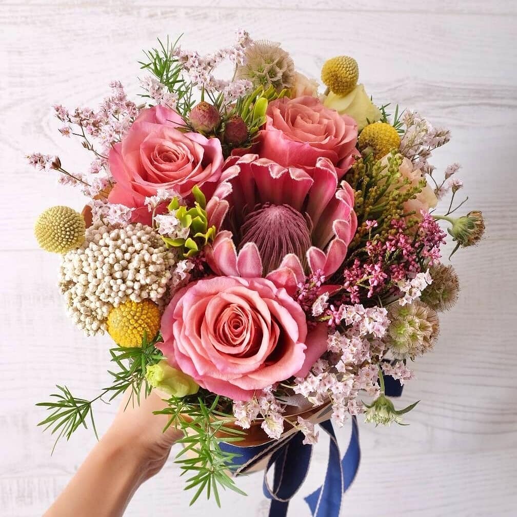 กล่อง แดงโรแมนติก สดใส ดอกไม้หลัก กุหลาบ โปรตีอา คาร์เนชั่น — ผลงานร้านดอกไม้ Sweetflower by Issaree — ภาพที่ 4 จาก 4