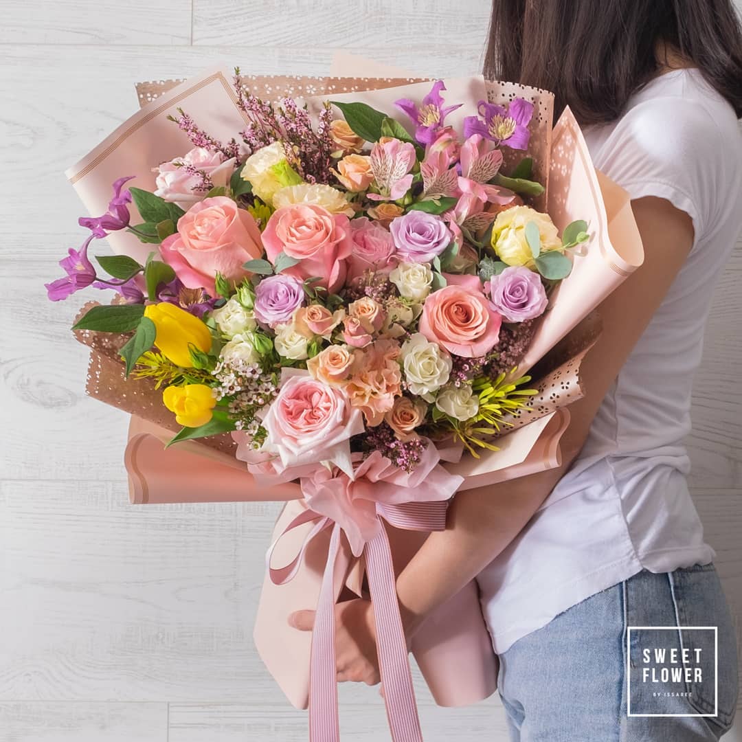 ช่อ พาสเทล หวาน ดอกไม้หลัก กุหลาบ กล้วยไม้ คาร์เนชั่น — ผลงานร้านดอกไม้ Sweetflower by Issaree