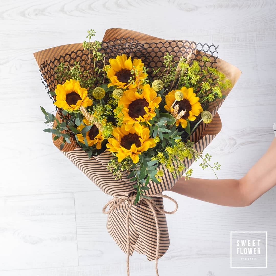 ช่อ เหลือง-ส้ม หวาน ดอกไม้หลัก ทานตะวัน ยูคาลิปตัส/ใบไม้ — ผลงานร้านดอกไม้ Sweetflower by Issaree