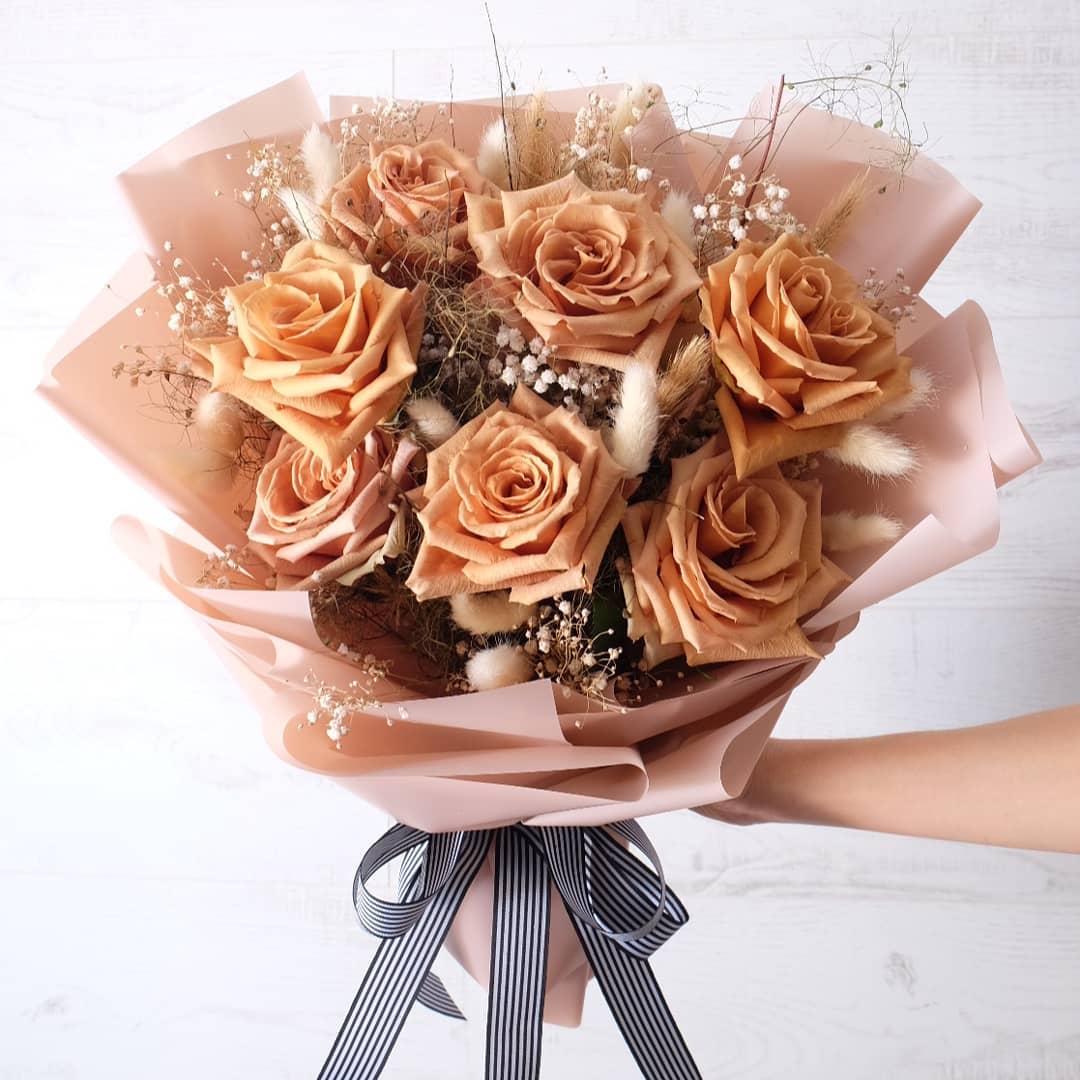 ช่อ เหลือง-ส้ม หวาน ดอกไม้หลัก กุหลาบ เบบี้บรีธ/ยิปโซ ดอกไม้แห้ง — ผลงานร้านดอกไม้ Sweetflower by Issaree