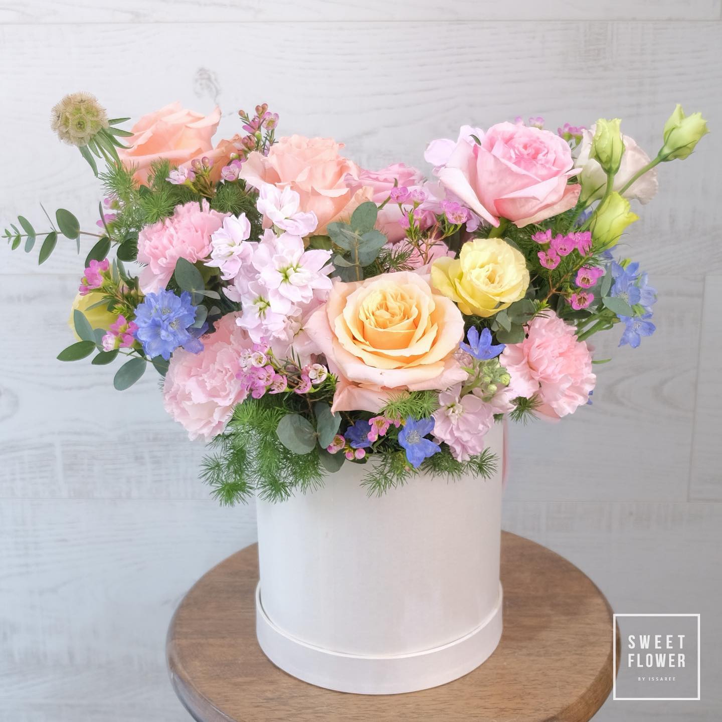 กล่อง พาสเทล หวาน ดอกไม้หลัก กุหลาบ คาร์เนชั่น เบญจมาศ/มัม — ผลงานร้านดอกไม้ Sweetflower by Issaree — ภาพที่ 5 จาก 6