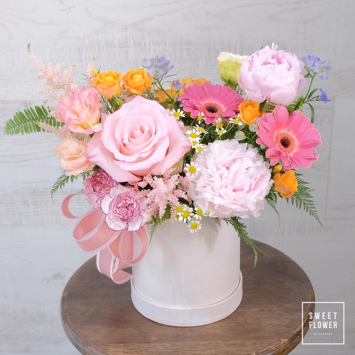 กล่อง หลากสี หวาน ดอกไม้หลัก กุหลาบ พีโอนี่ เดซี่/มาร์กาเร็ต — ผลงานร้านดอกไม้ Sweetflower by Issaree — ภาพที่ 1 จาก 2