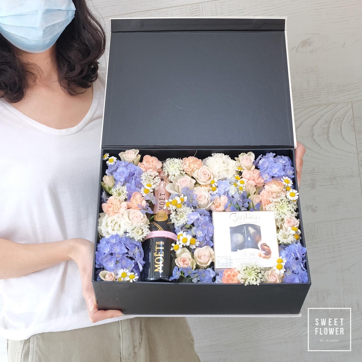 กล่อง ม่วง-ฟ้า หวาน ดอกไม้หลัก ไฮเดรนเยีย กุหลาบ คาร์เนชั่น — ผลงานร้านดอกไม้ Sweetflower by Issaree — ภาพที่ 5 จาก 5