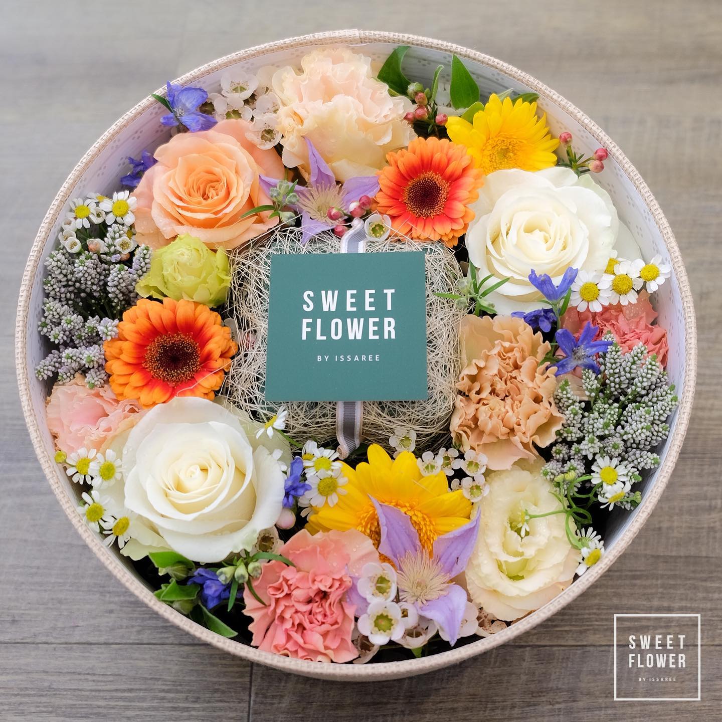 กล่อง หลากสี หวาน ดอกไม้หลัก กุหลาบ เยอบีร่า คาร์เนชั่น — ผลงานร้านดอกไม้ Sweetflower by Issaree