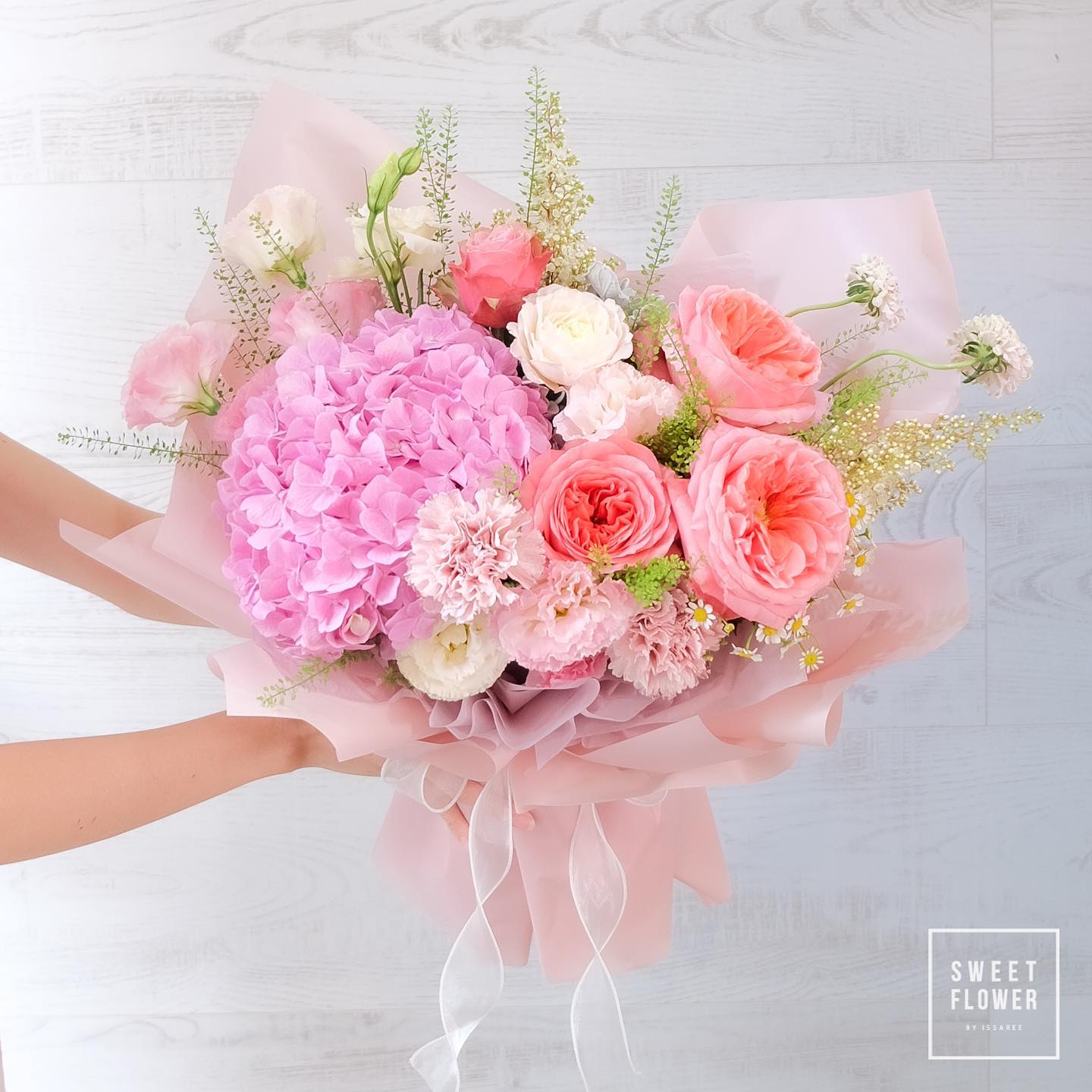 ช่อ พาสเทล หวาน ดอกไม้หลัก ไฮเดรนเยีย กุหลาบ คาร์เนชั่น — ผลงานร้านดอกไม้ Sweetflower by Issaree — ภาพที่ 2 จาก 3