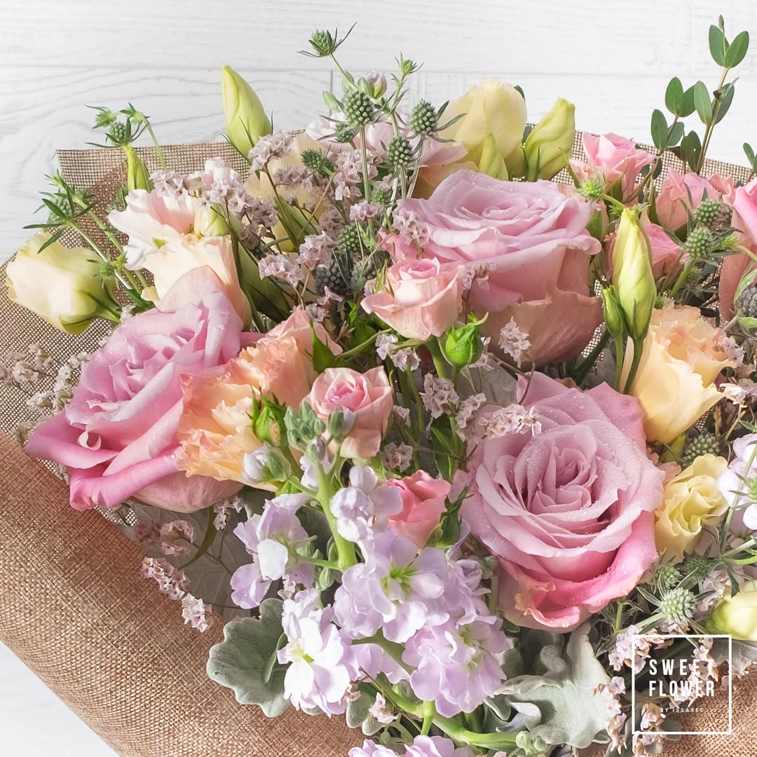 ช่อ พาสเทล หวาน ดอกไม้หลัก กุหลาบ ลิลลี่ คาร์เนชั่น — ผลงานร้านดอกไม้ Sweetflower by Issaree