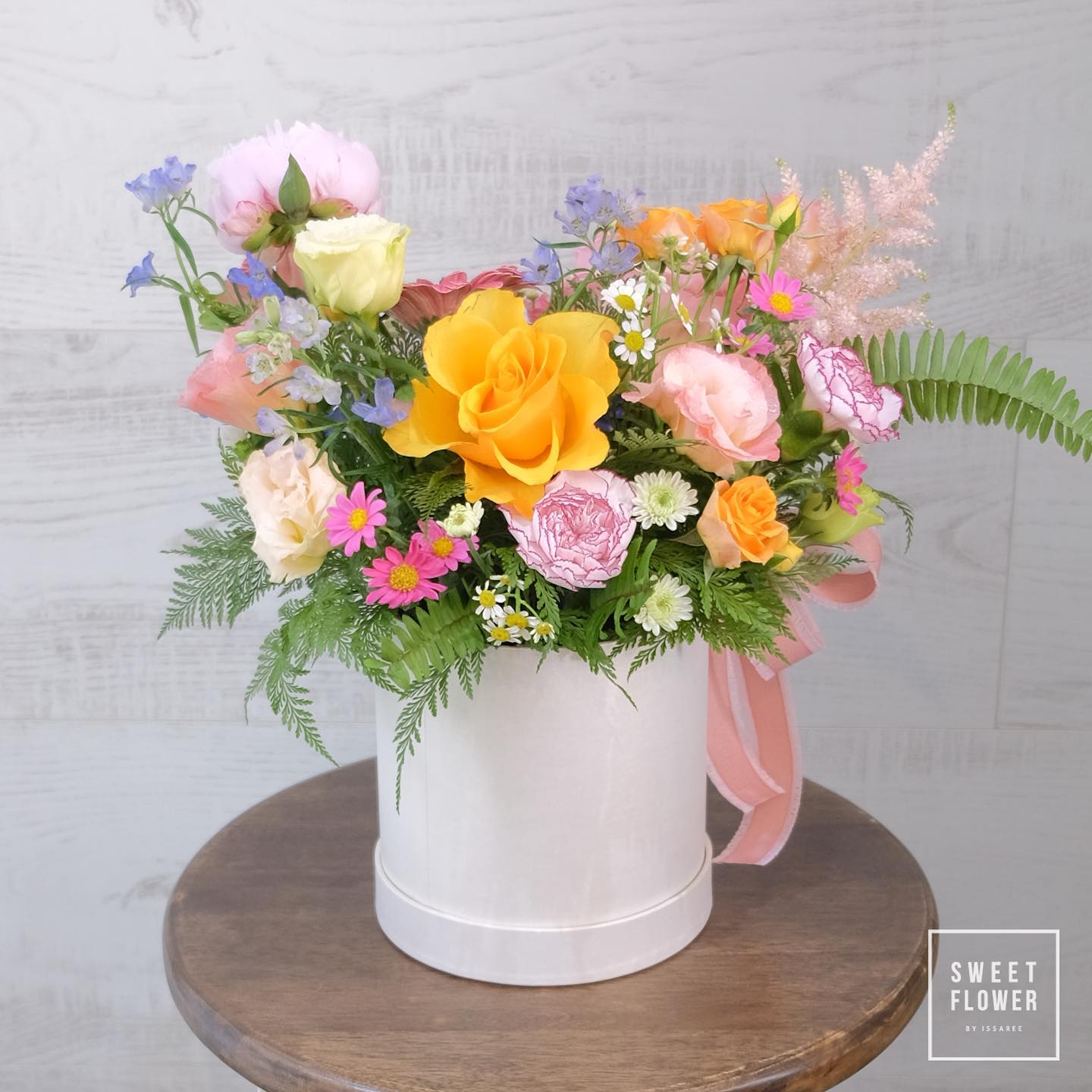 กล่อง หลากสี หวาน ดอกไม้หลัก กุหลาบ พีโอนี่ เดซี่/มาร์กาเร็ต — ผลงานร้านดอกไม้ Sweetflower by Issaree — ภาพที่ 2 จาก 2