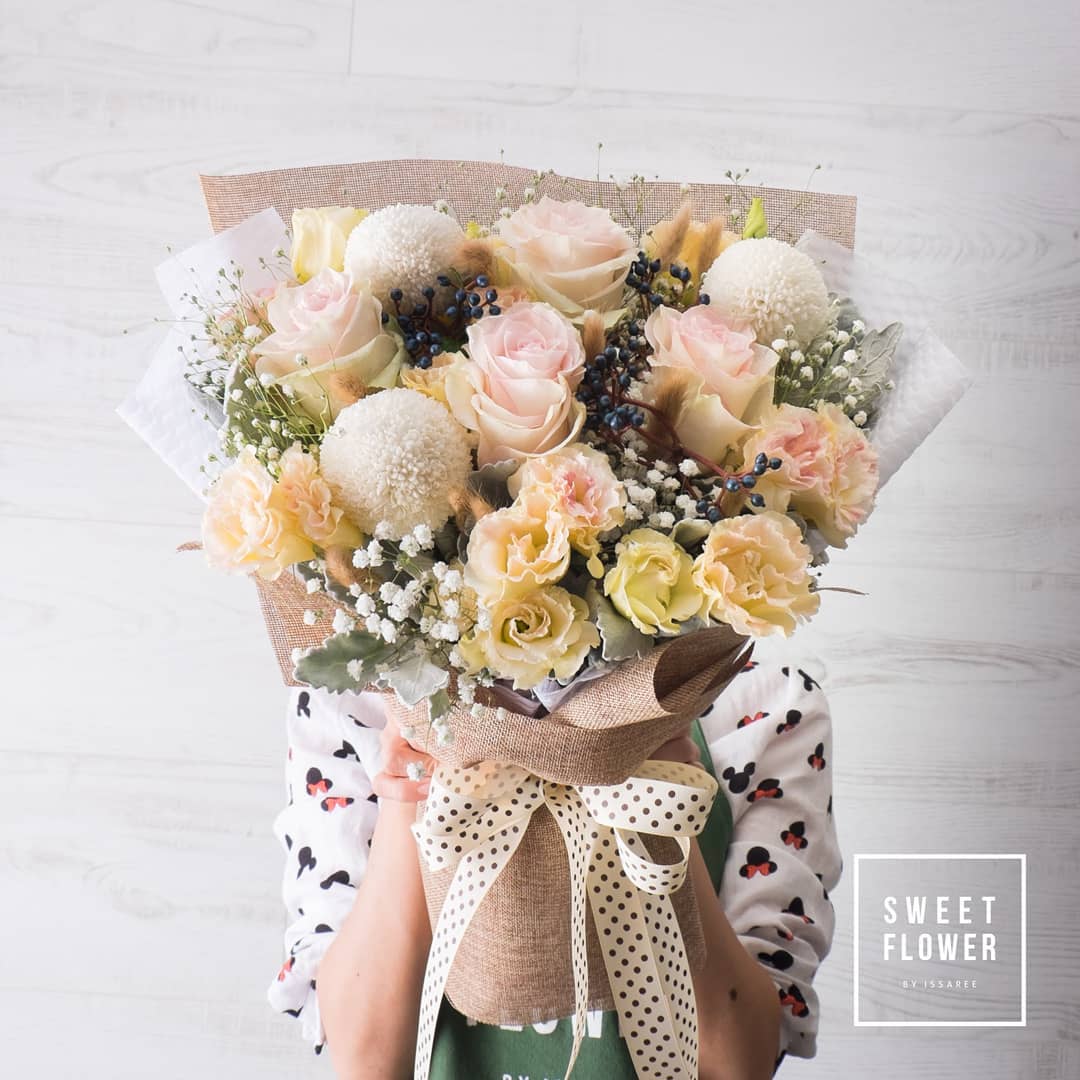 ช่อ พาสเทล หวาน ดอกไม้หลัก กุหลาบ เบญจมาศ/มัม คาร์เนชั่น — ผลงานร้านดอกไม้ Sweetflower by Issaree