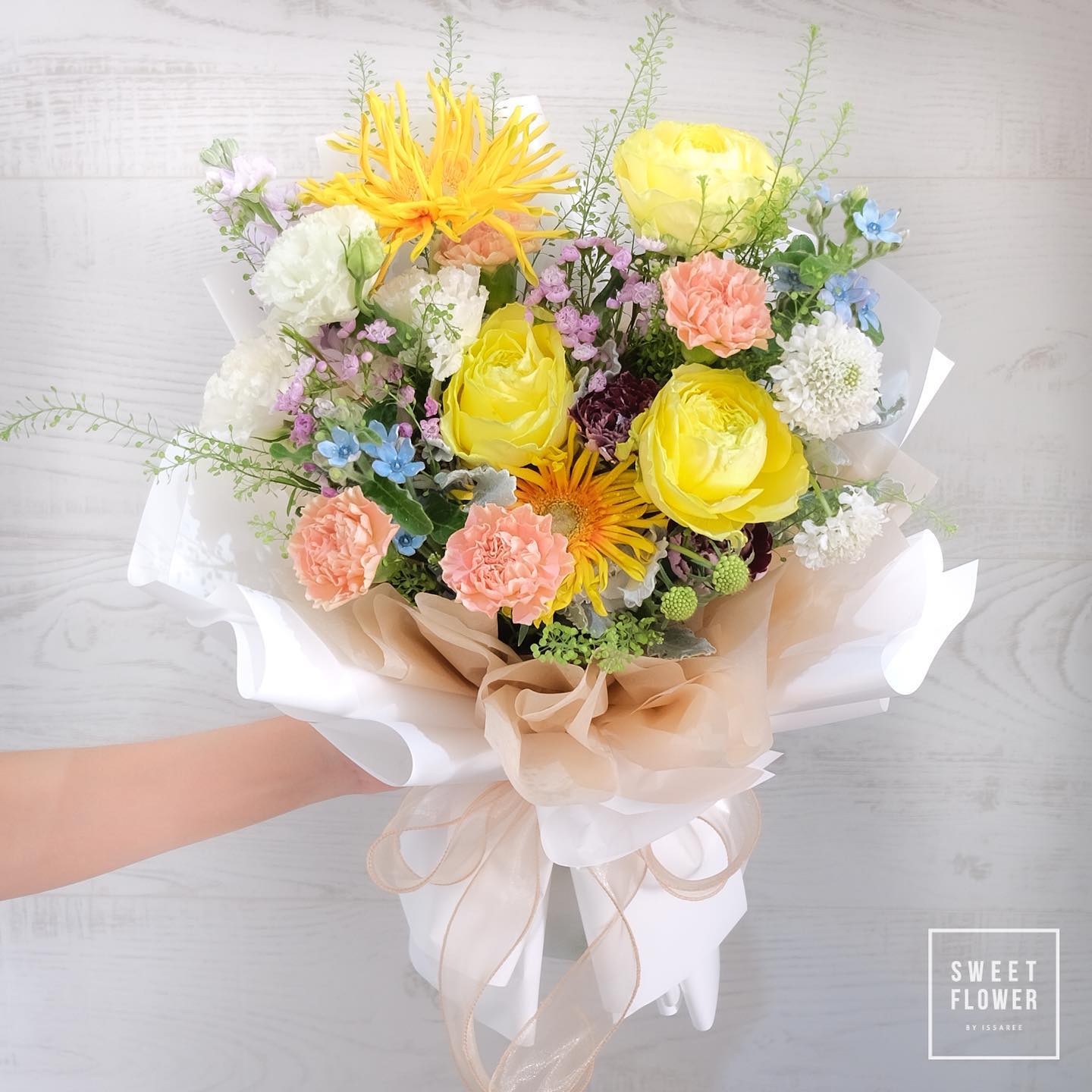 ช่อ เหลือง-ส้ม หวาน ดอกไม้หลัก ดาเลีย คาร์เนชั่น เยอบีร่า — ผลงานร้านดอกไม้ Sweetflower by Issaree
