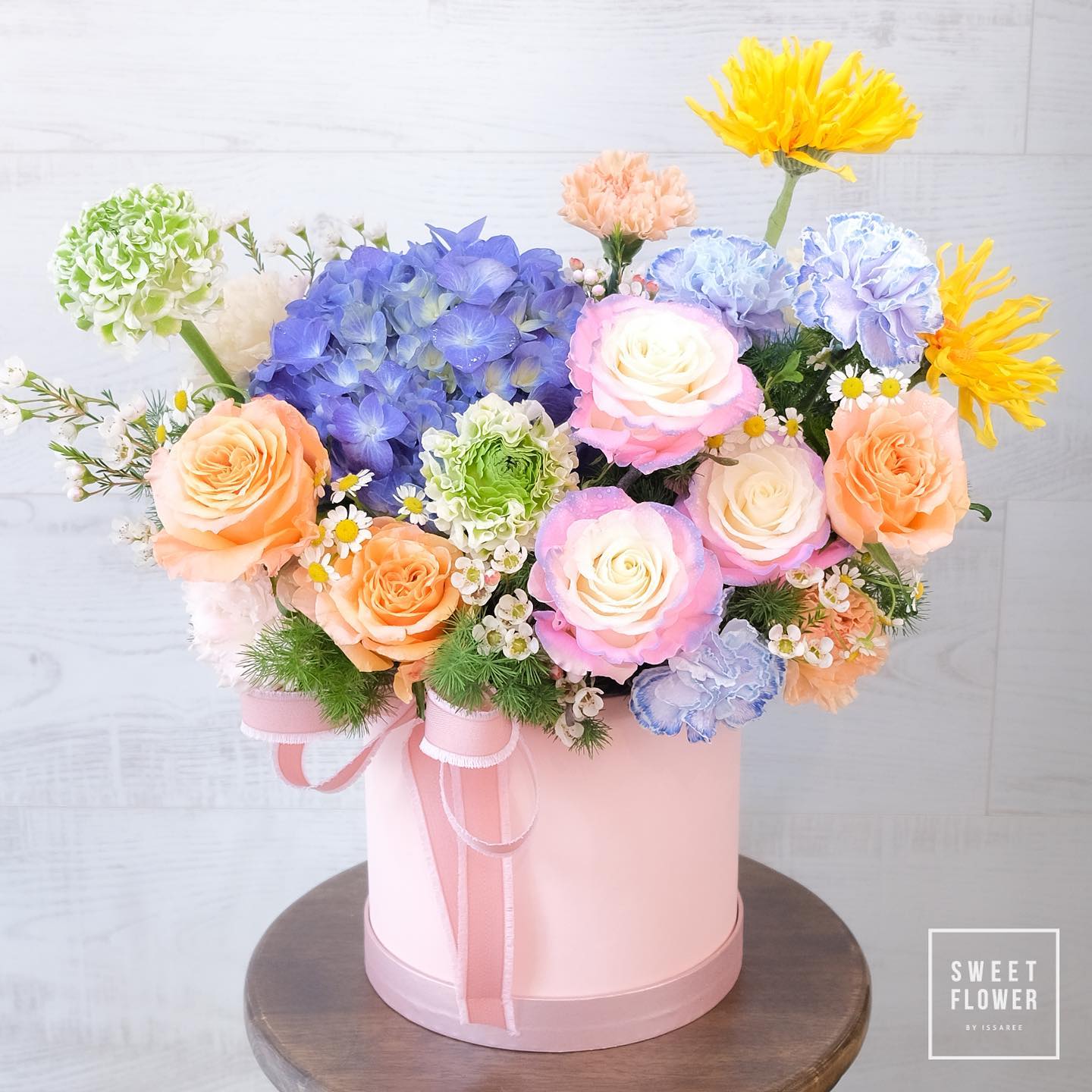กล่อง หลากสี หวาน ดอกไม้หลัก กุหลาบ ไฮเดรนเยีย คาร์เนชั่น — ผลงานร้านดอกไม้ Sweetflower by Issaree