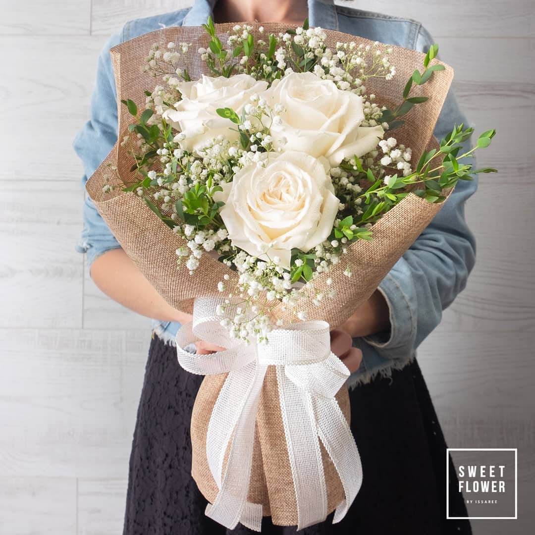 ช่อ ขาว-เขียว หวาน ดอกไม้หลัก กุหลาบ เบบี้บรีธ/ยิปโซ — ผลงานร้านดอกไม้ Sweetflower by Issaree — ภาพที่ 1 จาก 3
