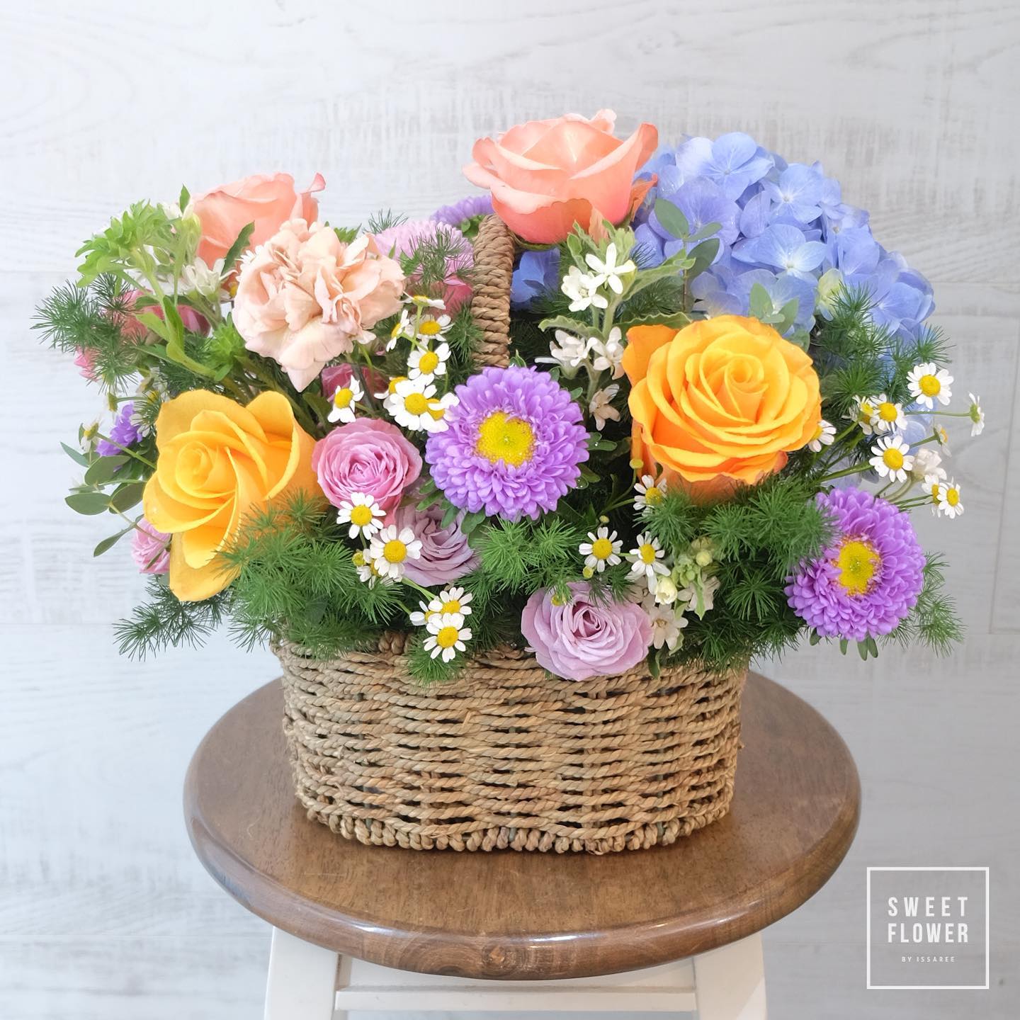 ตะกร้า หลากสี หวาน ดอกไม้หลัก ไฮเดรนเยีย กุหลาบ เบญจมาศ/มัม — ผลงานร้านดอกไม้ Sweetflower by Issaree — ภาพที่ 2 จาก 4