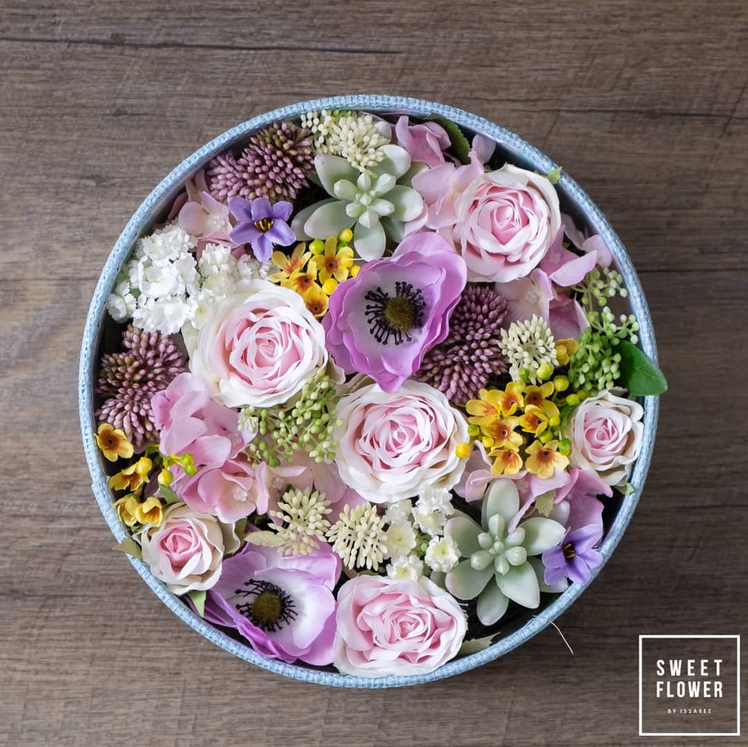 กล่อง ม่วง-ฟ้า หวาน ดอกไม้หลัก กุหลาบ เบญจมาศ/มัม คาร์เนชั่น — ผลงานร้านดอกไม้ Sweetflower by Issaree — ภาพที่ 2 จาก 3