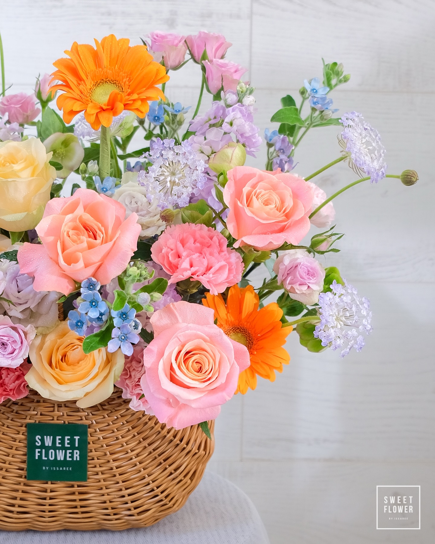 ตะกร้า หลากสี หวาน ดอกไม้หลัก กุหลาบ เยอบีร่า คาร์เนชั่น — ผลงานร้านดอกไม้ Sweetflower by Issaree — ภาพที่ 2 จาก 4