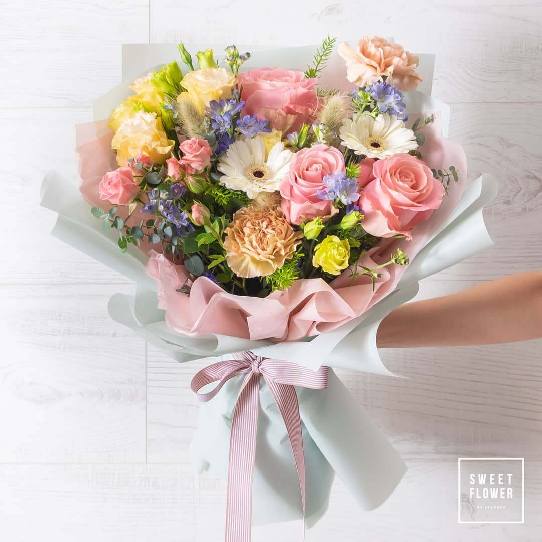 ช่อ หลากสี หวาน ดอกไม้หลัก กุหลาบ เดซี่/มาร์กาเร็ต คาร์เนชั่น — ผลงานร้านดอกไม้ Sweetflower by Issaree — ภาพที่ 3 จาก 4