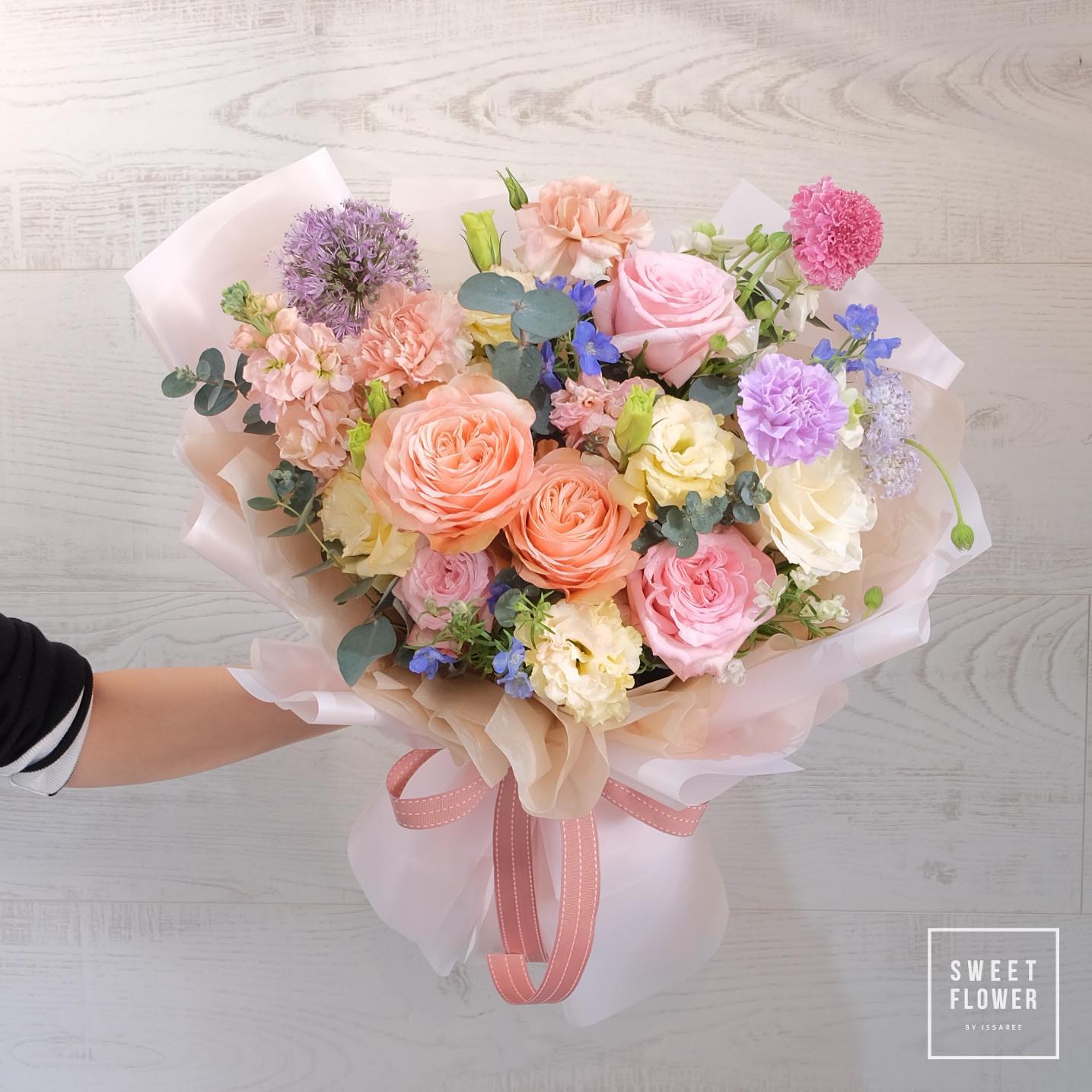 ช่อ พาสเทล หวาน ดอกไม้หลัก กุหลาบ คาร์เนชั่น เบญจมาศ/มัม — ผลงานร้านดอกไม้ Sweetflower by Issaree — ภาพที่ 3 จาก 4