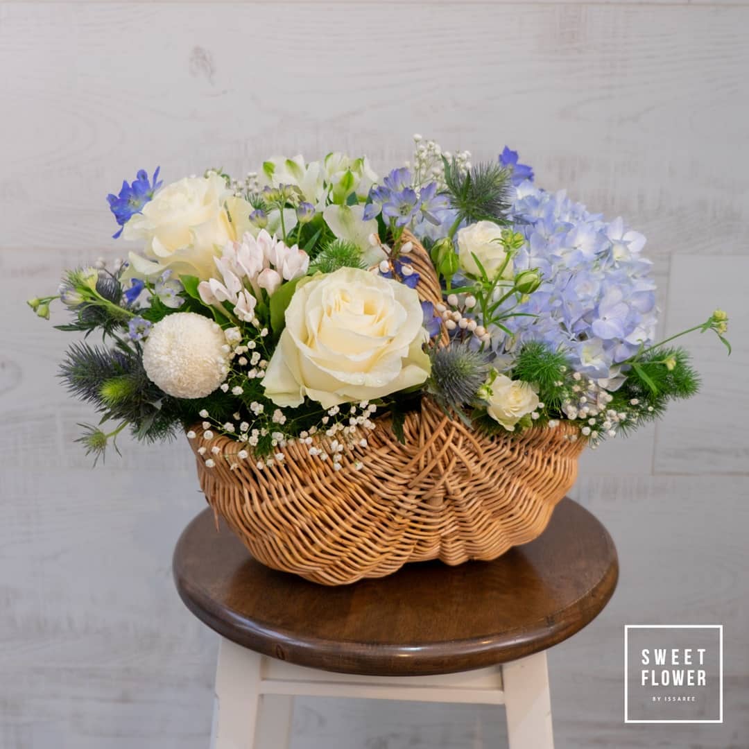 ตะกร้า ขาว-เขียว หวาน ดอกไม้หลัก กุหลาบ ไฮเดรนเยีย คาร์เนชั่น — ผลงานร้านดอกไม้ Sweetflower by Issaree