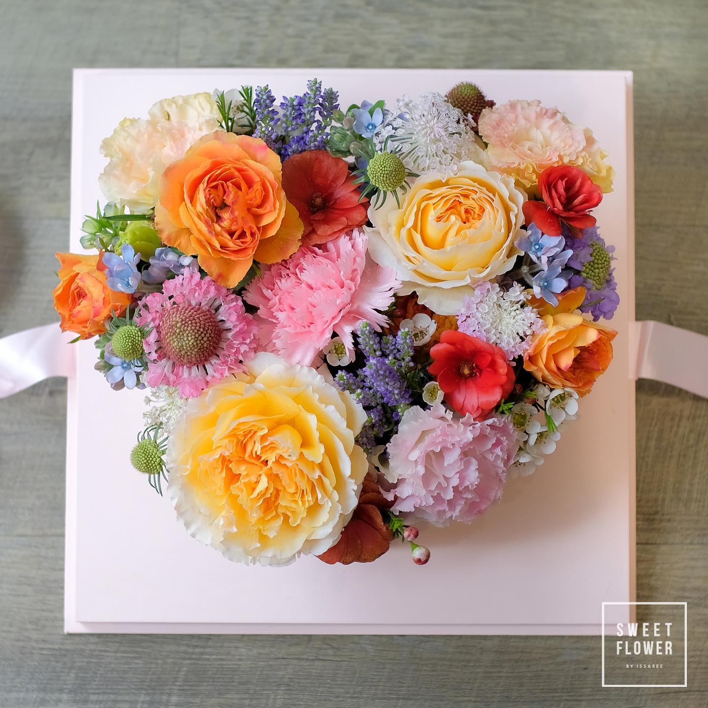 กล่อง หลากสี ดอกไม้หลัก กุหลาบ พีโอนี่ คาร์เนชั่น — ผลงานร้านดอกไม้ Sweetflower by Issaree