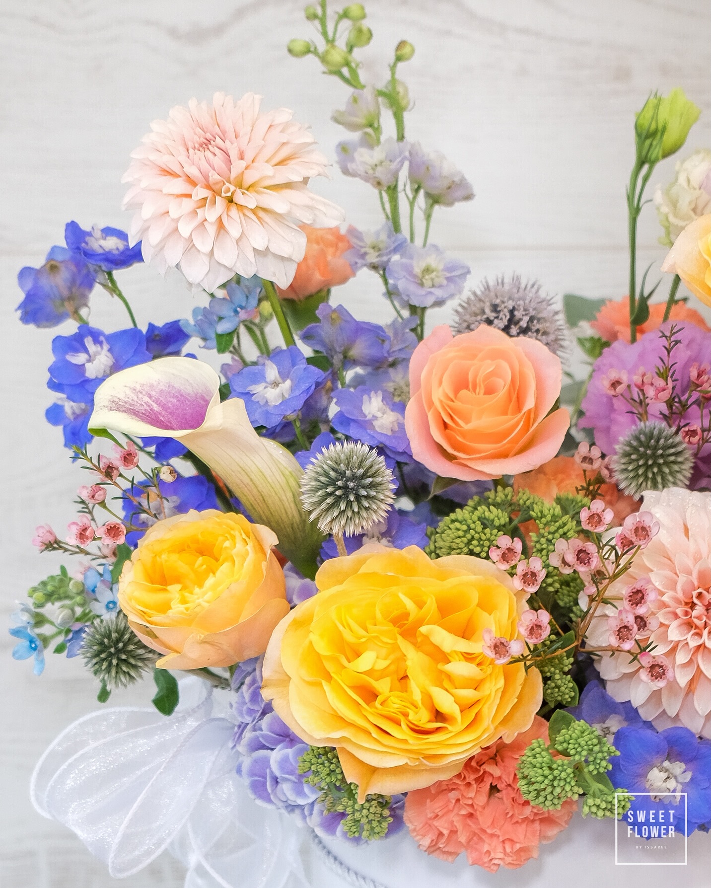 กล่อง หลากสี สดใส ดอกไม้หลัก กุหลาบเอกวาดอร์ กุหลาบ ดาเลีย — ผลงานร้านดอกไม้ Sweetflower by Issaree