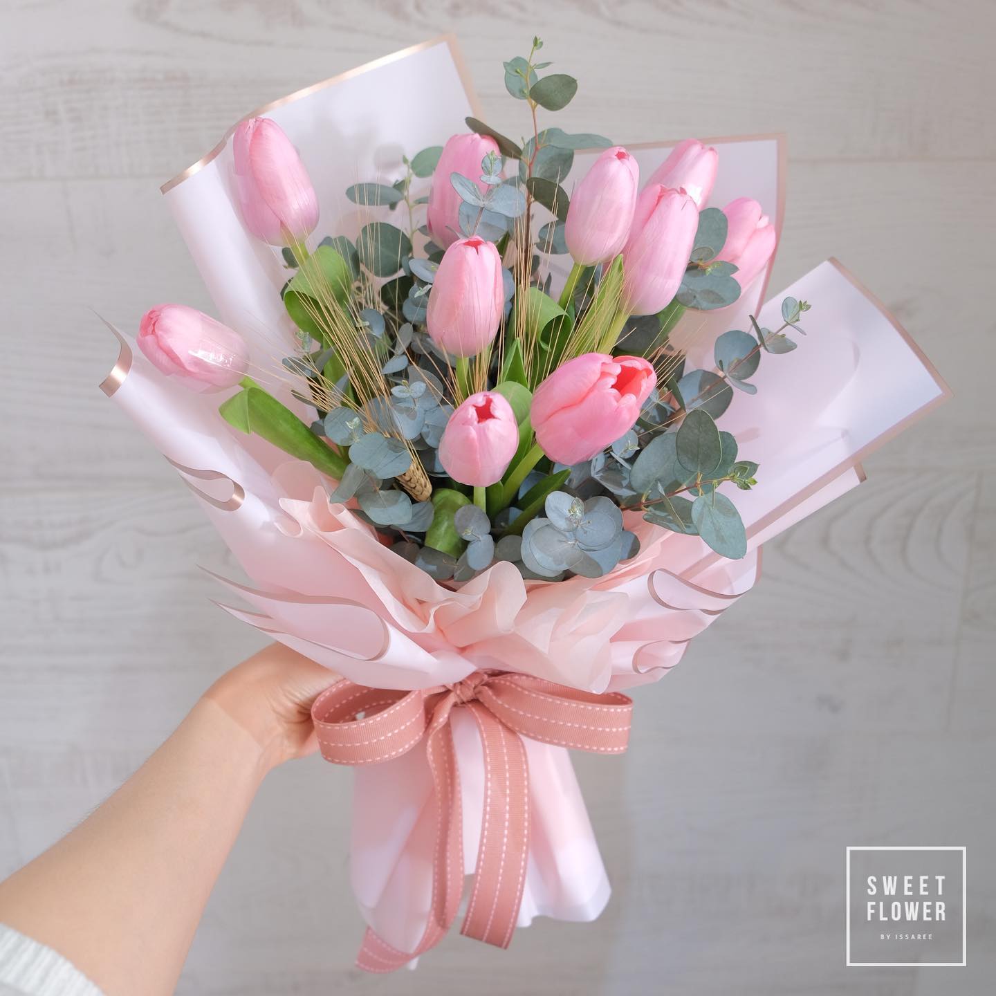 ช่อ พาสเทล หวาน ดอกไม้หลัก ทิวลิป ยูคาลิปตัส/ใบไม้ — ผลงานร้านดอกไม้ Sweetflower by Issaree
