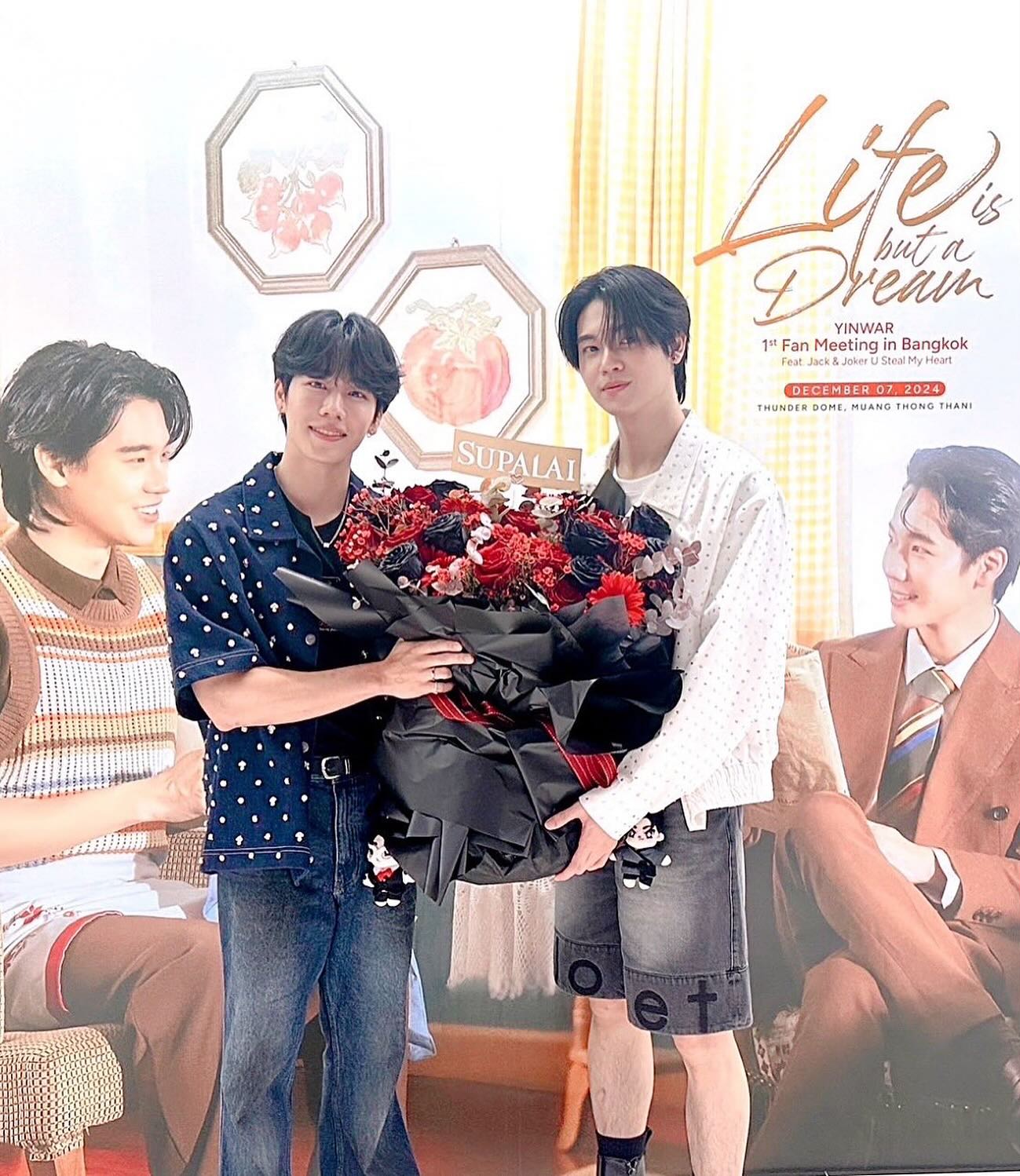 ช่อ แดงโรแมนติก คลาสสิก ดอกไม้หลัก กุหลาบเอกวาดอร์ อื่นๆ — ผลงานร้านดอกไม้ Sweetflower by Issaree — ภาพที่ 1 จาก 3