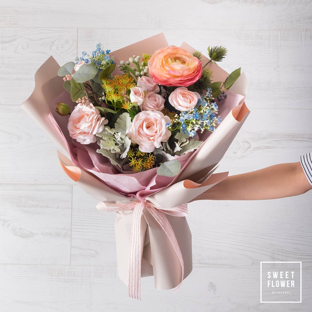 ช่อ พาสเทล หวาน ดอกไม้หลัก กุหลาบ โปรตีอา ยูคาลิปตัส/ใบไม้ — ผลงานร้านดอกไม้ Sweetflower by Issaree