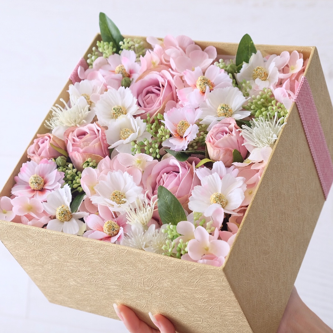 กล่อง พาสเทล หวาน ดอกไม้หลัก กุหลาบ เดซี่/มาร์กาเร็ต เบญจมาศ/มัม — ผลงานร้านดอกไม้ Sweetflower by Issaree — ภาพที่ 4 จาก 4