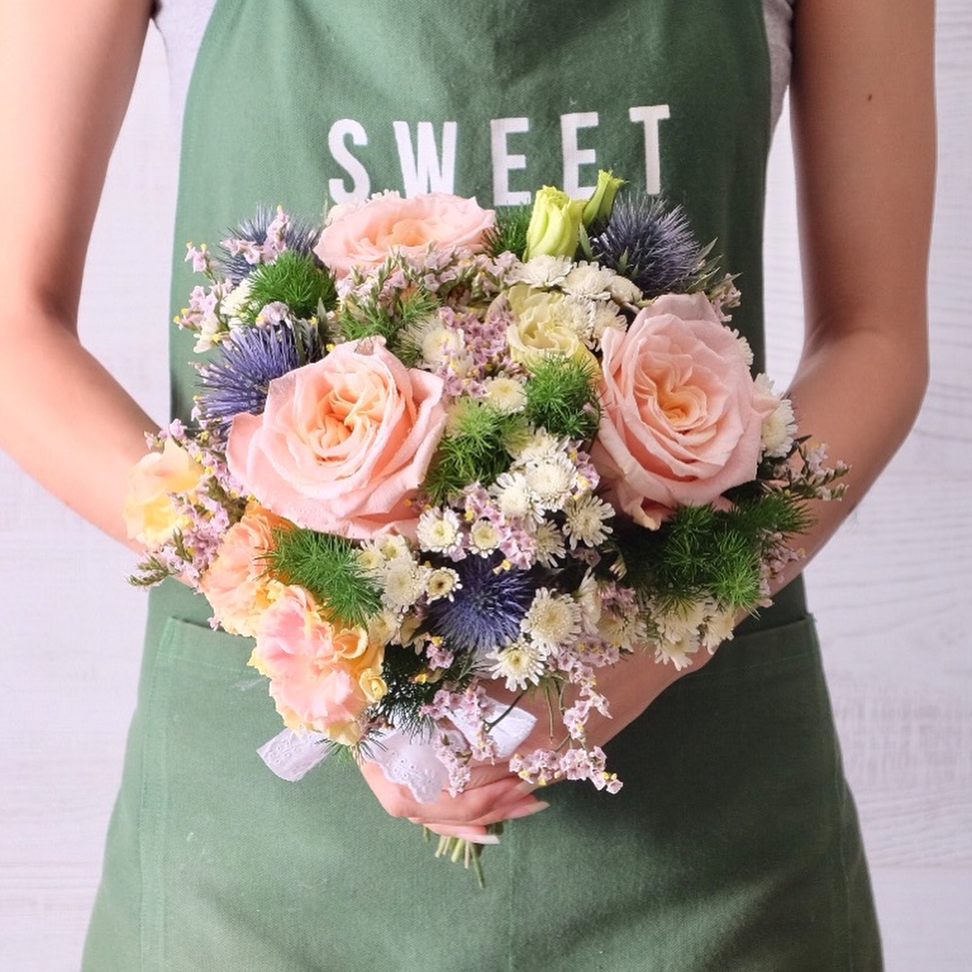 ช่อ พาสเทล หวาน ดอกไม้หลัก กุหลาบ คาร์เนชั่น เบญจมาศ/มัม — ผลงานร้านดอกไม้ Sweetflower by Issaree — ภาพที่ 5 จาก 6