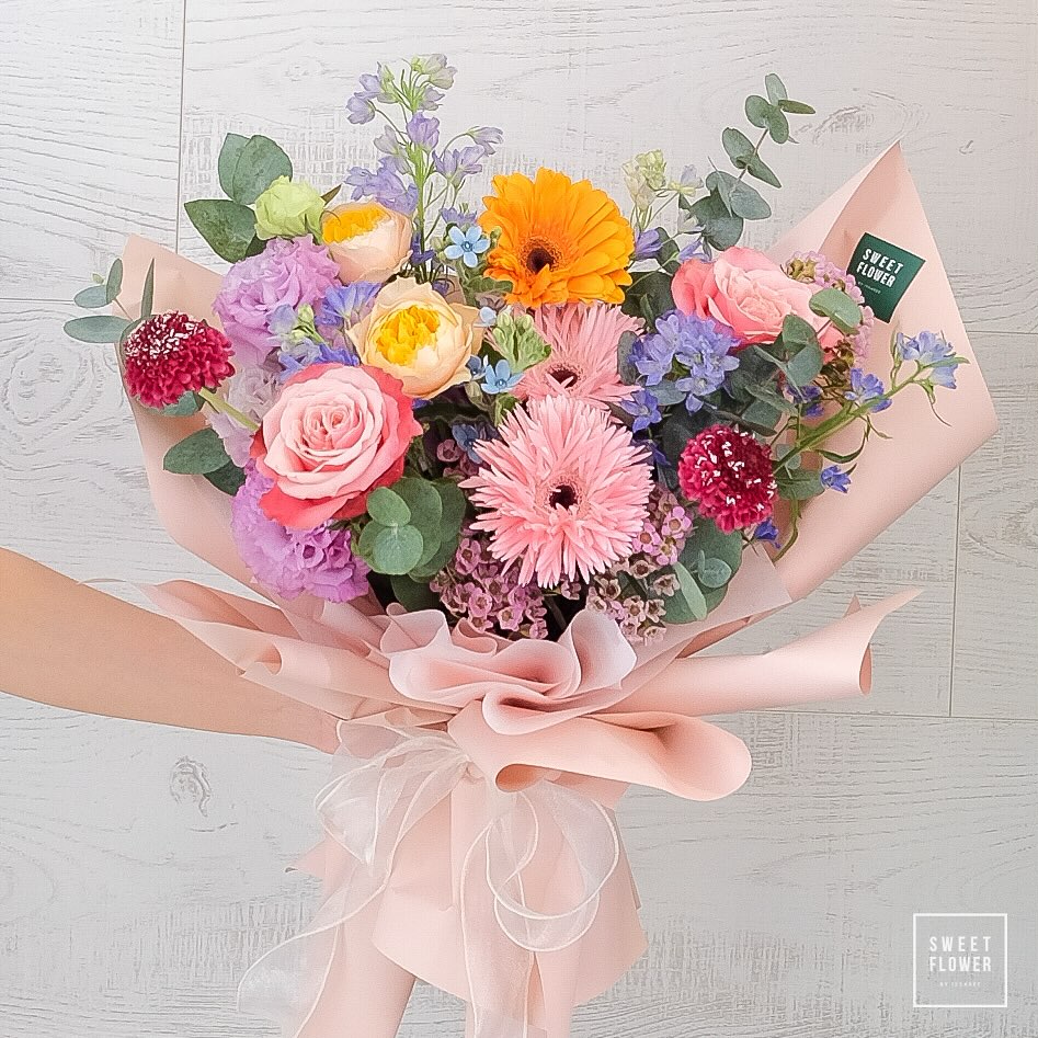 ช่อ หลากสี สดใส ดอกไม้หลัก กุหลาบ ยูคาลิปตัส/ใบไม้ เยอบีร่า — ผลงานร้านดอกไม้ Sweetflower by Issaree