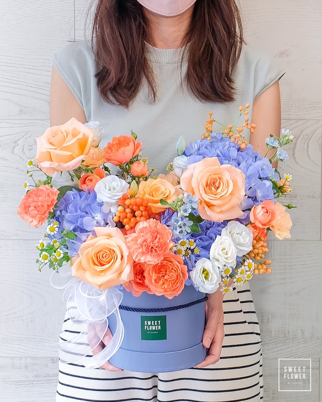 กล่อง หลากสี สดใส ดอกไม้หลัก กุหลาบ ไฮเดรนเยีย คาร์เนชั่น — ผลงานร้านดอกไม้ Sweetflower by Issaree