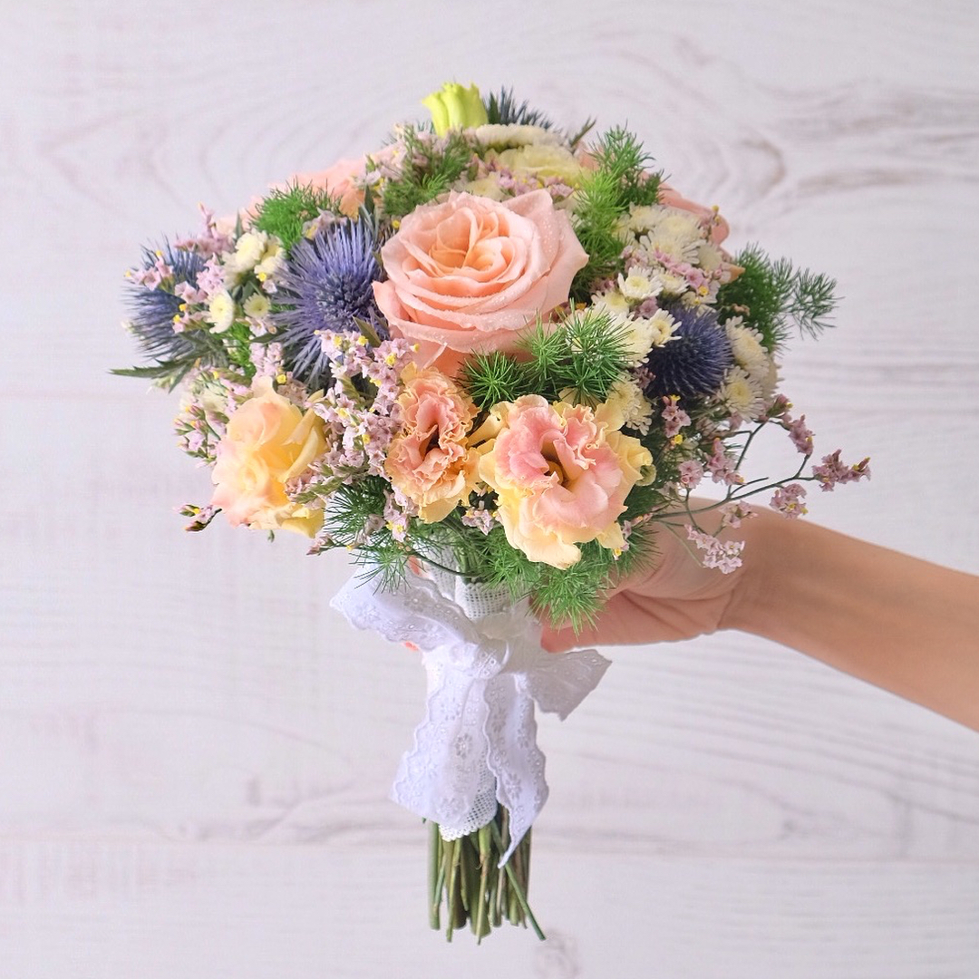 ช่อ พาสเทล หวาน ดอกไม้หลัก กุหลาบ คาร์เนชั่น เบญจมาศ/มัม — ผลงานร้านดอกไม้ Sweetflower by Issaree — ภาพที่ 6 จาก 6