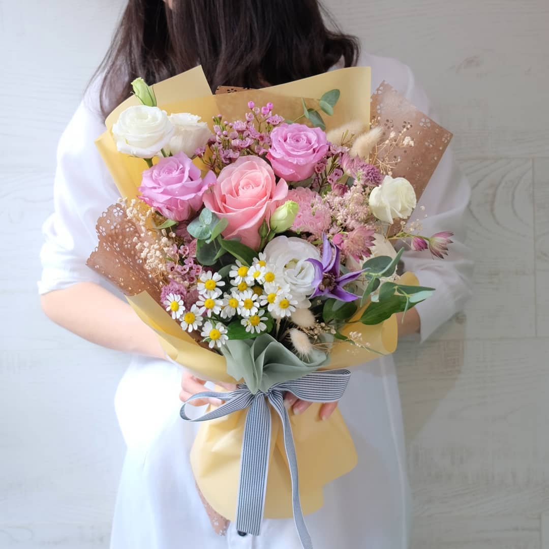 ช่อ หลากสี หวาน ดอกไม้หลัก กุหลาบ เดซี่/มาร์กาเร็ต คาร์เนชั่น — ผลงานร้านดอกไม้ Sweetflower by Issaree — ภาพที่ 2 จาก 2