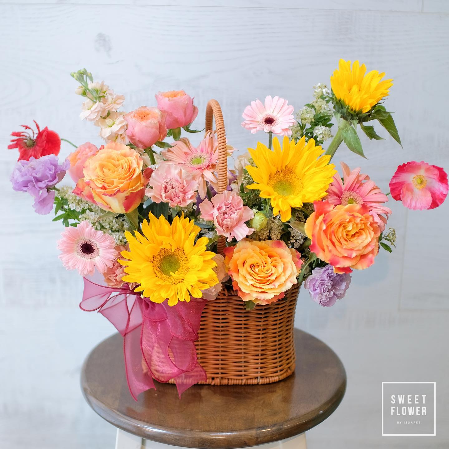 ตะกร้า เหลือง-ส้ม หวาน ดอกไม้หลัก เยอบีร่า กุหลาบ คาร์เนชั่น — ผลงานร้านดอกไม้ Sweetflower by Issaree