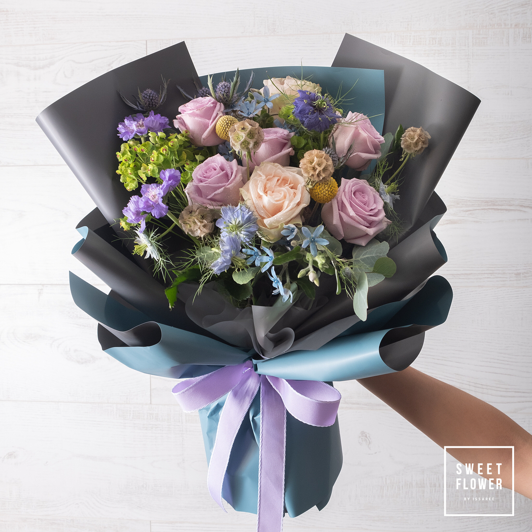 ช่อ ม่วง-ฟ้า หวาน ดอกไม้หลัก กุหลาบ เบญจมาศ/มัม คาร์เนชั่น — ผลงานร้านดอกไม้ Sweetflower by Issaree — ภาพที่ 3 จาก 4
