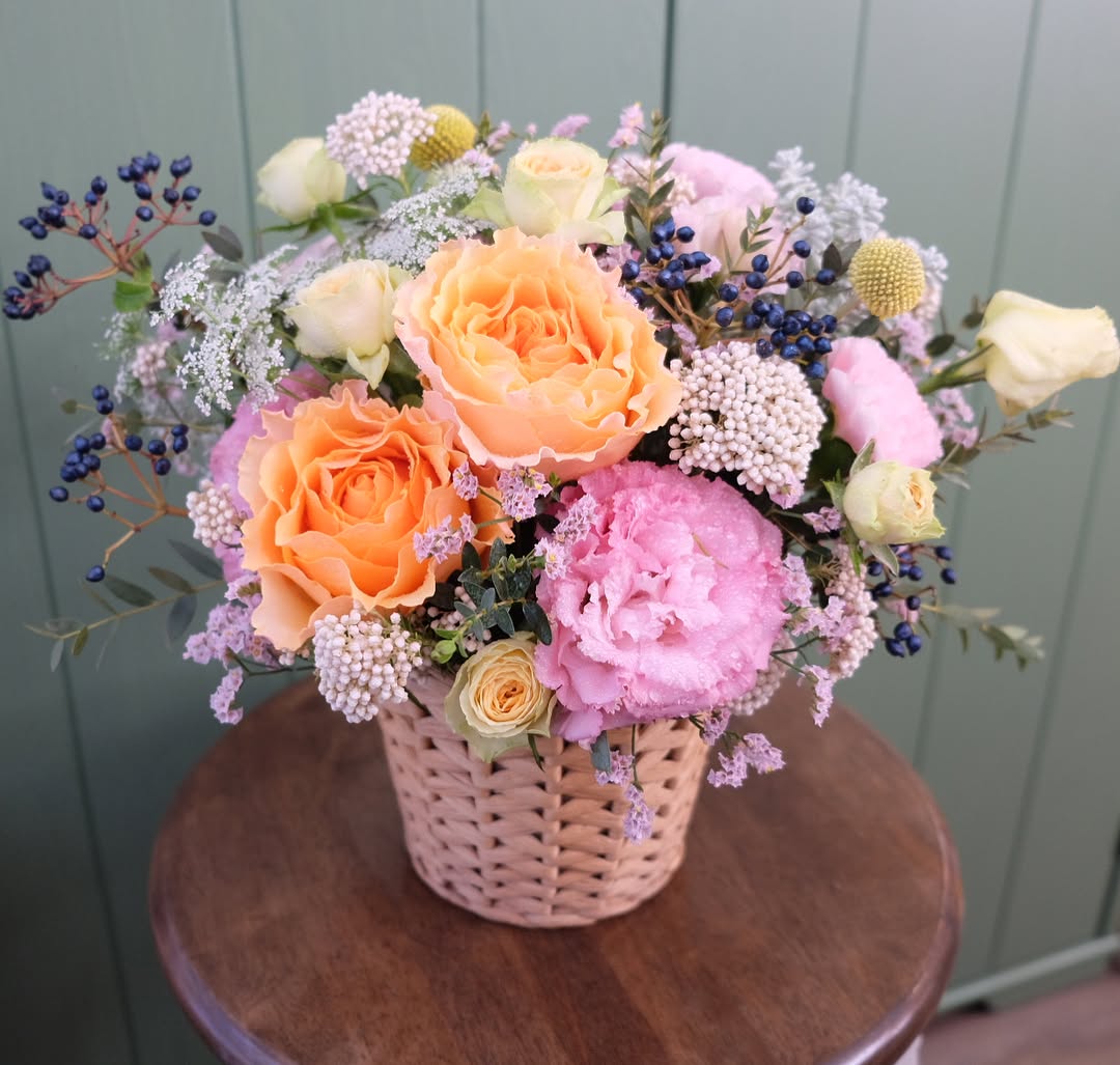 ตะกร้า หลากสี หวาน ดอกไม้หลัก กุหลาบ พีโอนี่ เบบี้บรีธ/ยิปโซ — ผลงานร้านดอกไม้ Sweetflower by Issaree — ภาพที่ 3 จาก 4