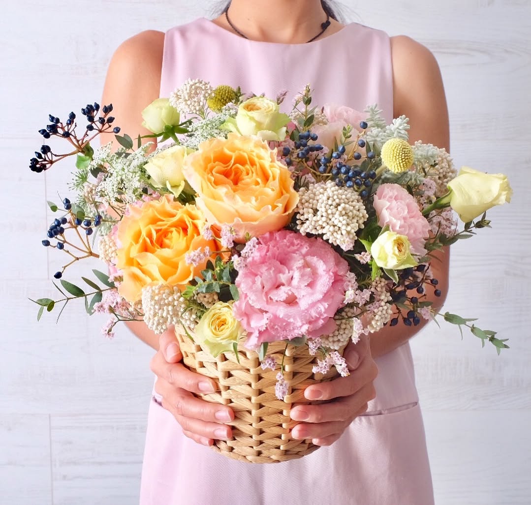 ตะกร้า หลากสี หวาน ดอกไม้หลัก กุหลาบ พีโอนี่ เบบี้บรีธ/ยิปโซ — ผลงานร้านดอกไม้ Sweetflower by Issaree — ภาพที่ 4 จาก 4