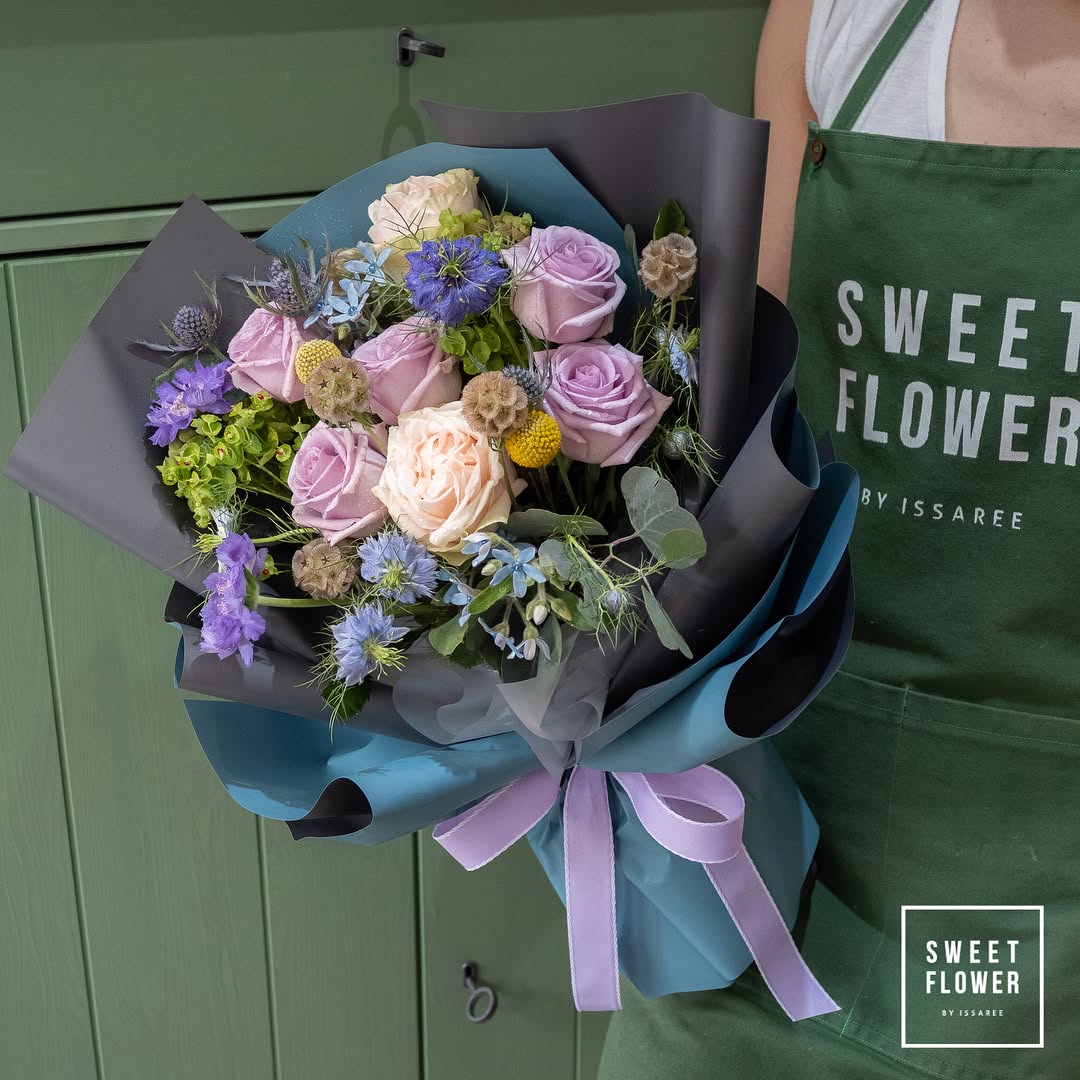 ช่อ ม่วง-ฟ้า หวาน ดอกไม้หลัก กุหลาบ เบญจมาศ/มัม คาร์เนชั่น — ผลงานร้านดอกไม้ Sweetflower by Issaree — ภาพที่ 4 จาก 4