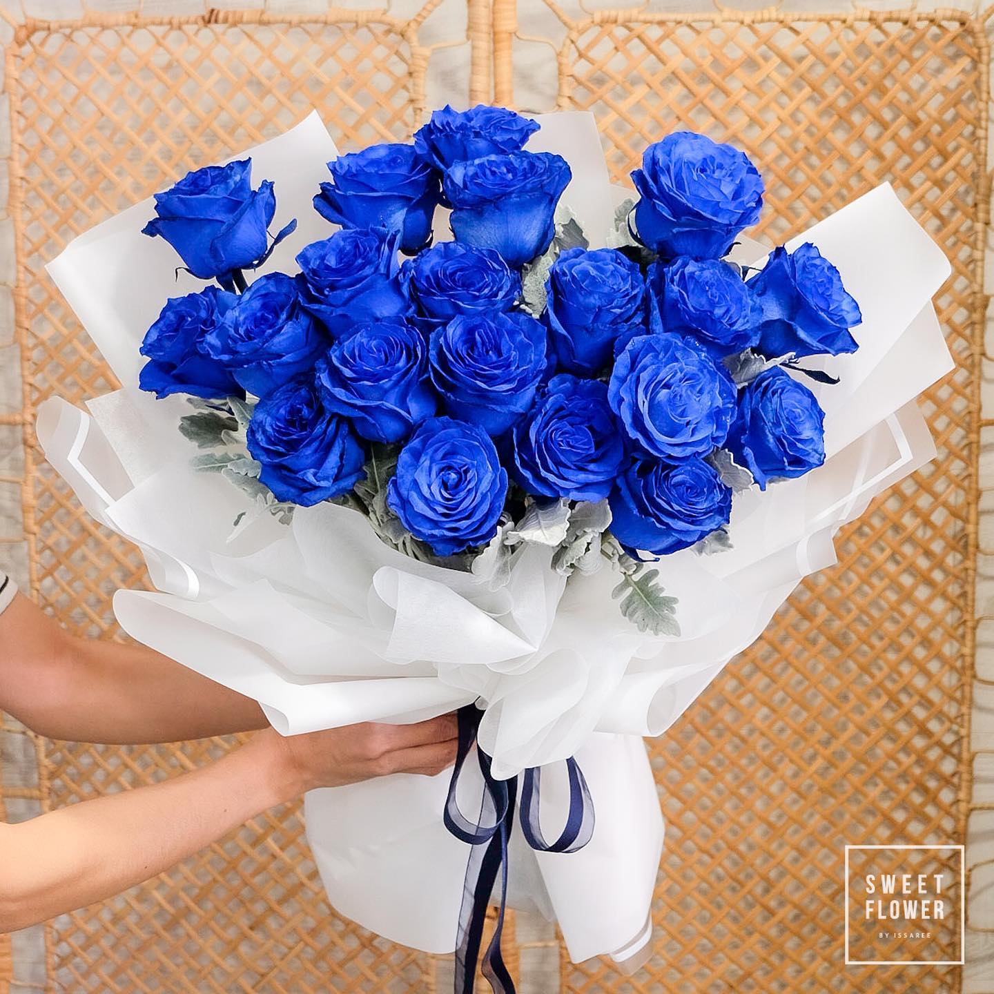 ช่อ ม่วง-ฟ้า คลาสสิก ดอกไม้หลัก กุหลาบ — ผลงานร้านดอกไม้ Sweetflower by Issaree