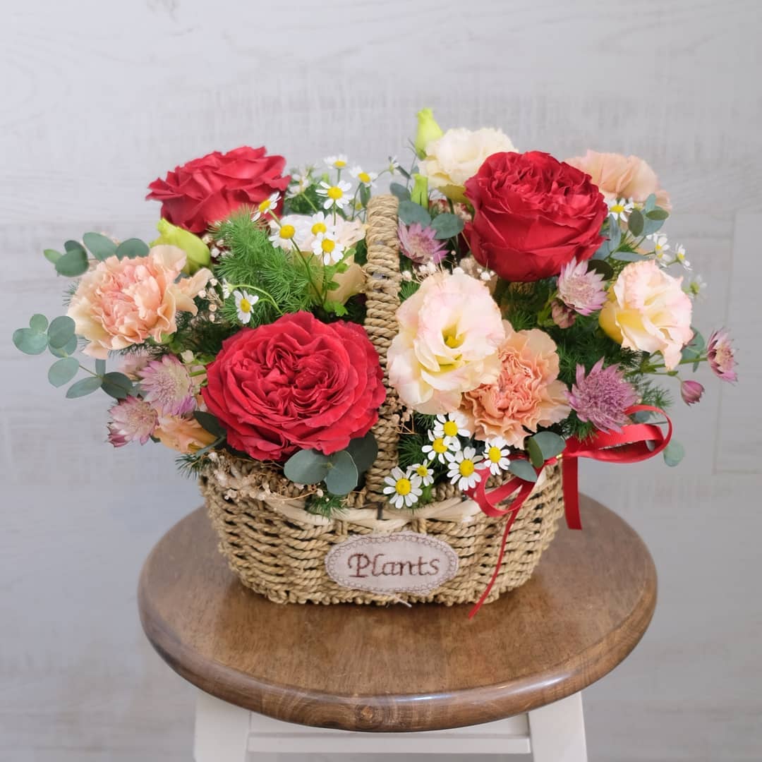 ตะกร้า แดงโรแมนติก หวาน ดอกไม้หลัก กุหลาบ คาร์เนชั่น เดซี่/มาร์กาเร็ต — ผลงานร้านดอกไม้ Sweetflower by Issaree — ภาพที่ 3 จาก 6