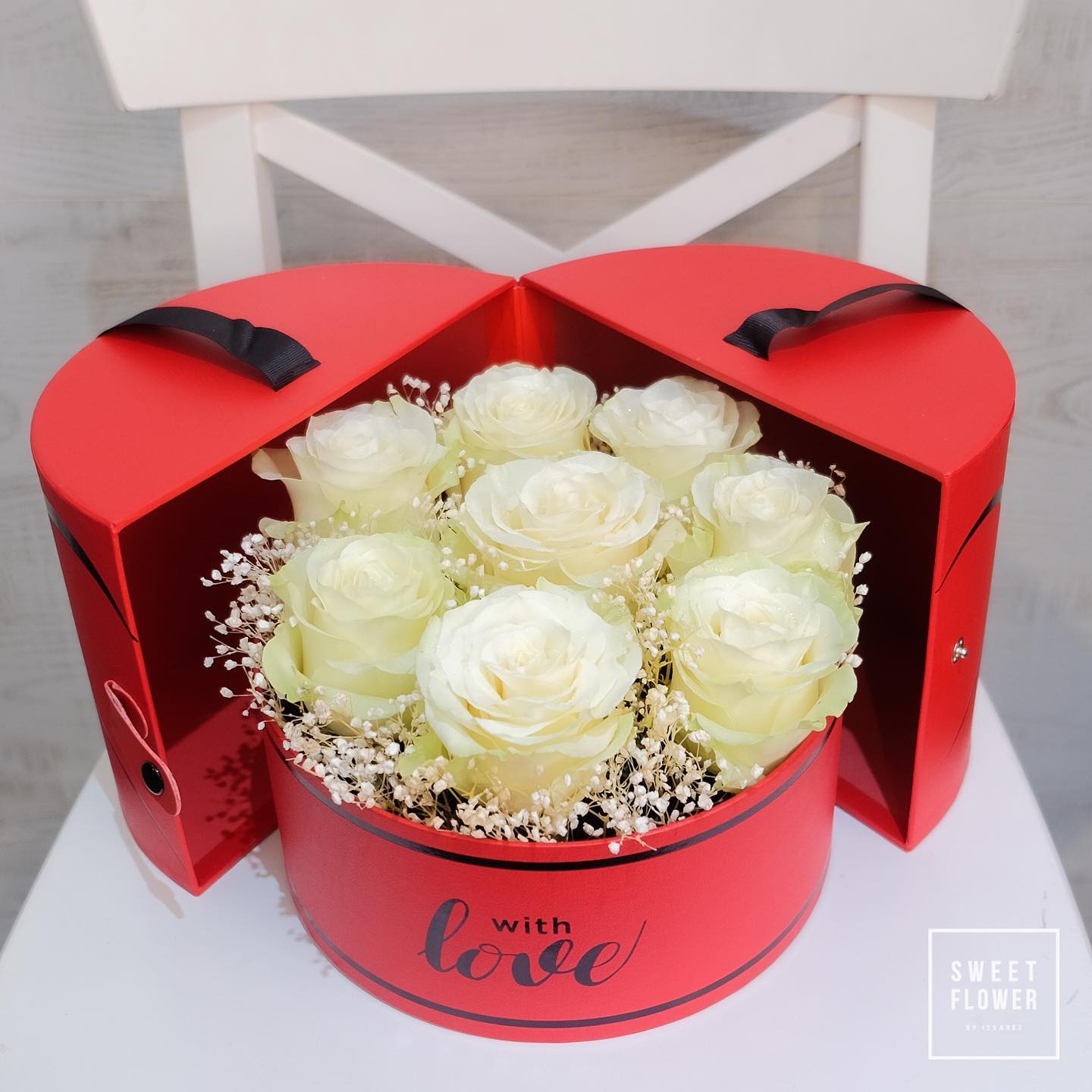 กล่อง แดงโรแมนติก หวาน ดอกไม้หลัก กุหลาบ เบบี้บรีธ/ยิปโซ — ผลงานร้านดอกไม้ Sweetflower by Issaree — ภาพที่ 2 จาก 4