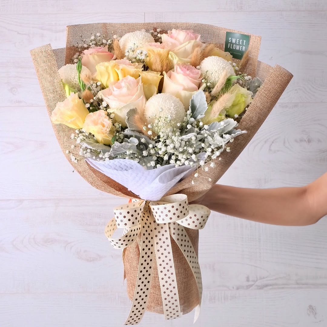 ช่อ พาสเทล หวาน ดอกไม้หลัก กุหลาบ เบญจมาศ/มัม คาร์เนชั่น — ผลงานร้านดอกไม้ Sweetflower by Issaree — ภาพที่ 3 จาก 3