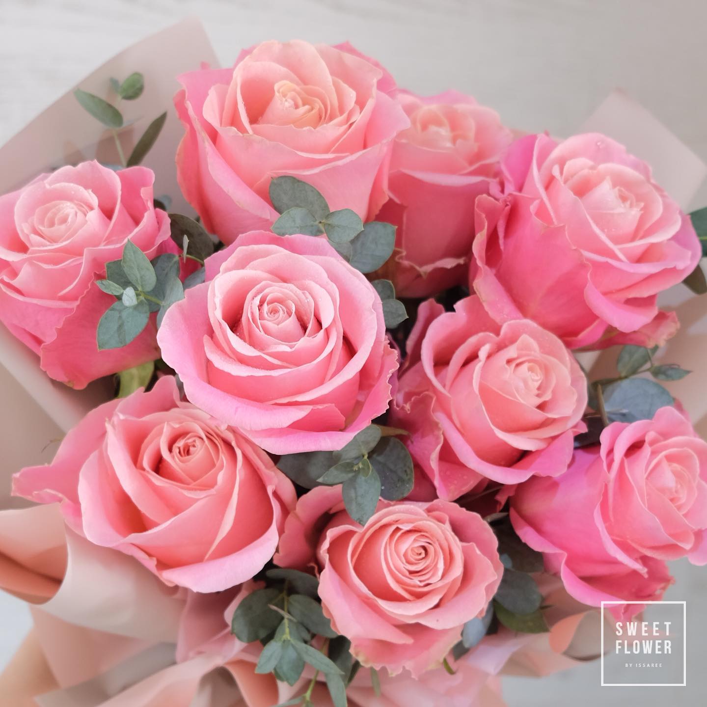ช่อ แดงโรแมนติก หวาน ดอกไม้หลัก กุหลาบ ยูคาลิปตัส/ใบไม้ — ผลงานร้านดอกไม้ Sweetflower by Issaree