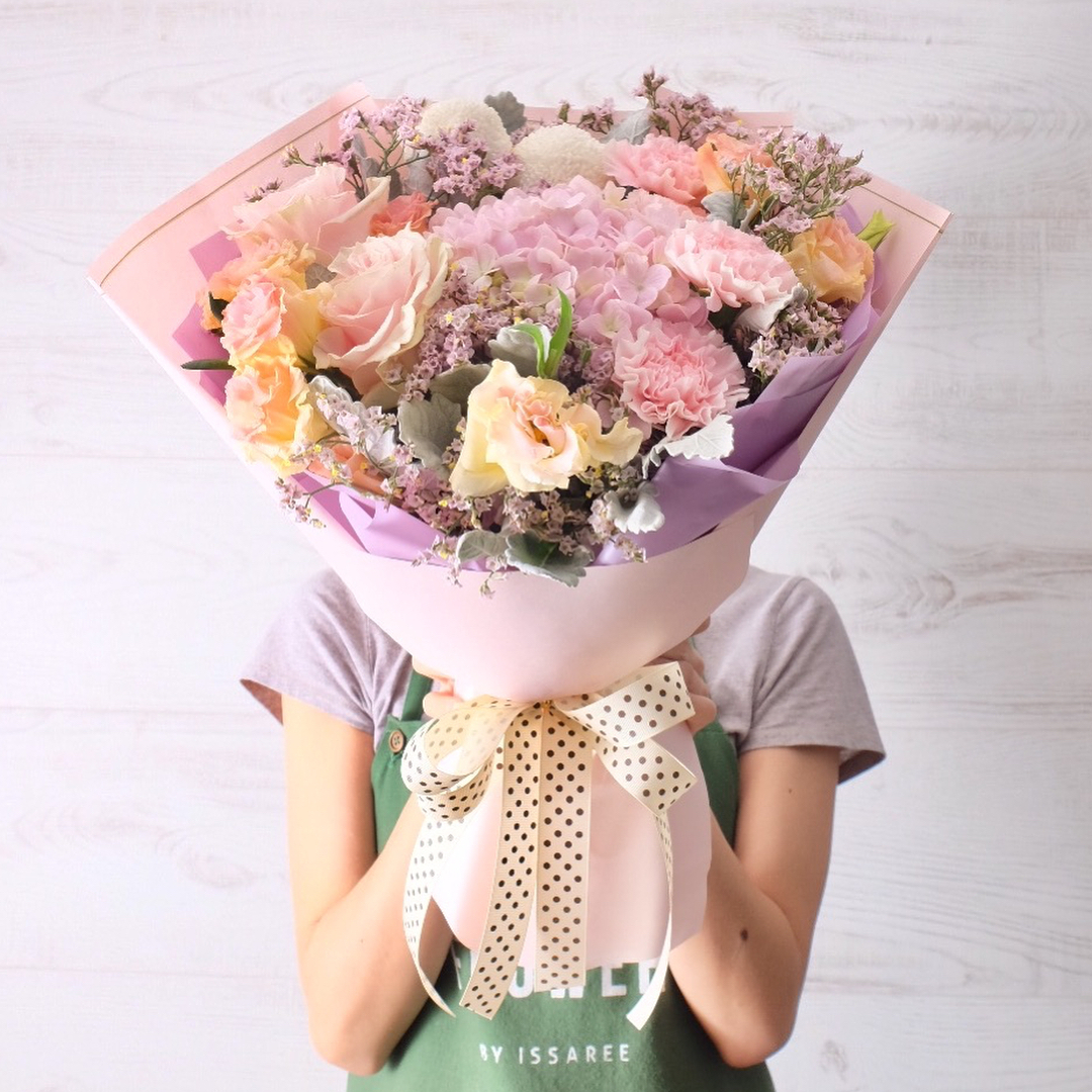 ช่อ พาสเทล หวาน ดอกไม้หลัก กุหลาบ คาร์เนชั่น ไฮเดรนเยีย — ผลงานร้านดอกไม้ Sweetflower by Issaree — ภาพที่ 2 จาก 2
