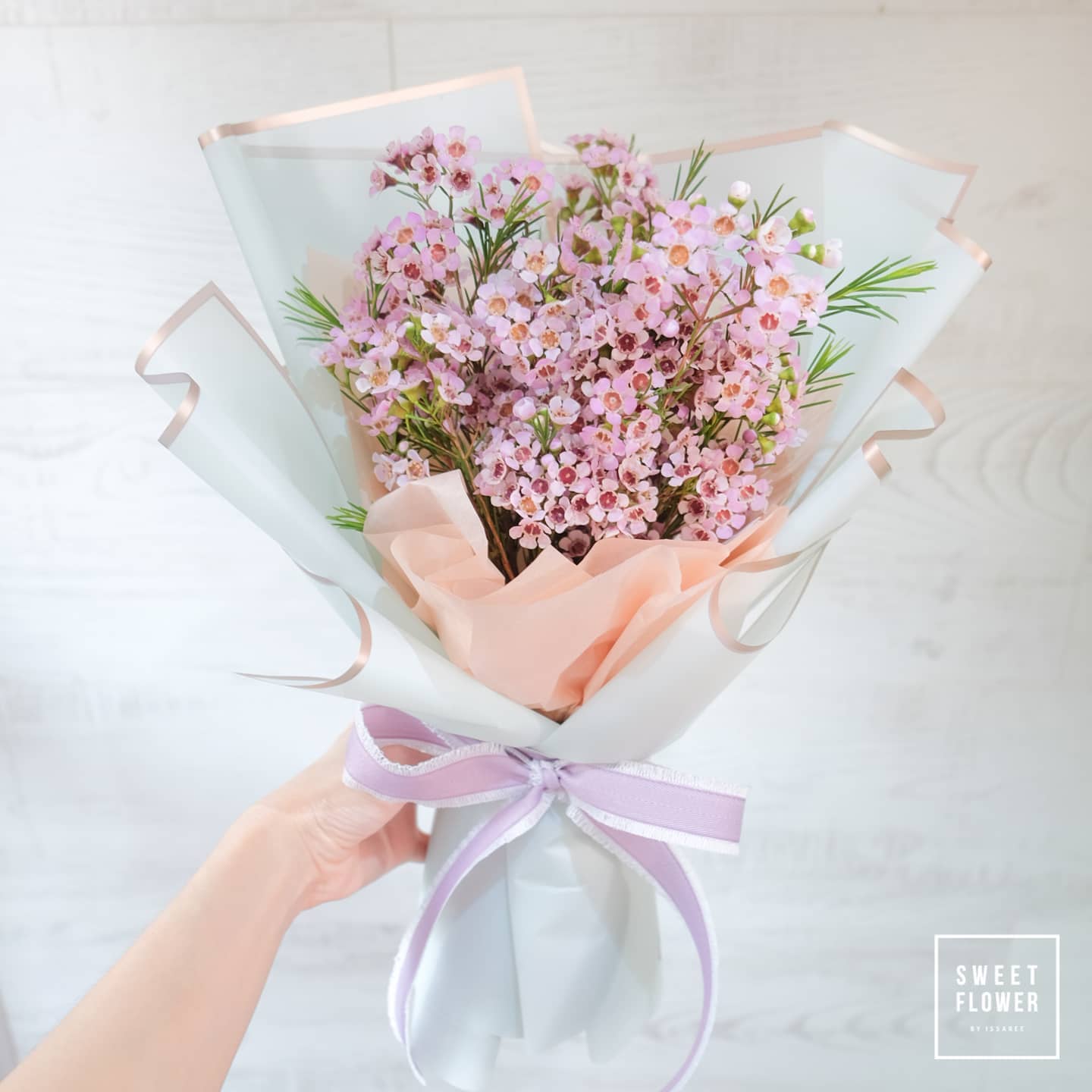 ช่อ พาสเทล หวาน ดอกไม้หลัก คาร์เนชั่น ยูคาลิปตัส/ใบไม้ — ผลงานร้านดอกไม้ Sweetflower by Issaree