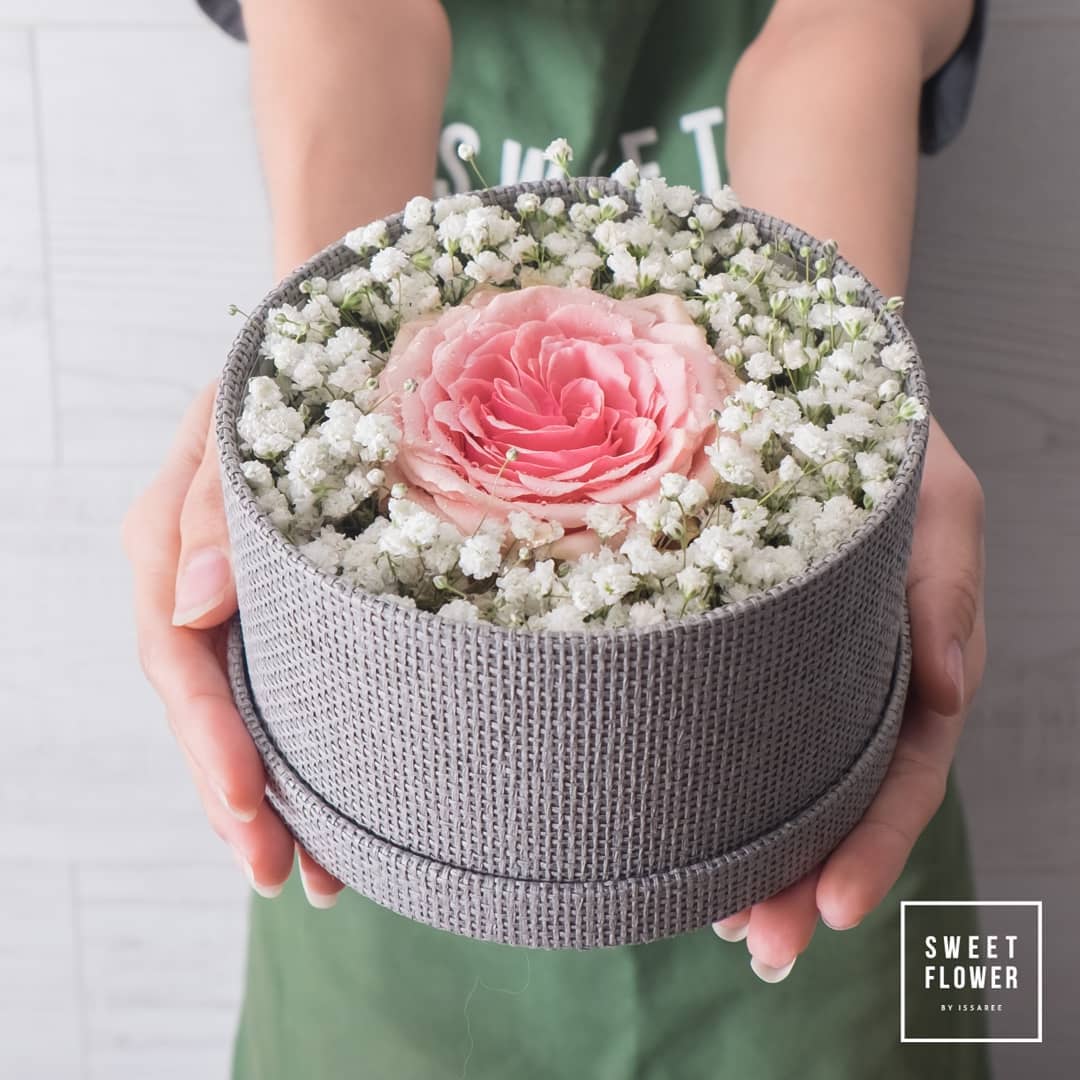 กล่อง แดงโรแมนติก คลาสสิก ดอกไม้หลัก กุหลาบ — ผลงานร้านดอกไม้ Sweetflower by Issaree — ภาพที่ 5 จาก 10