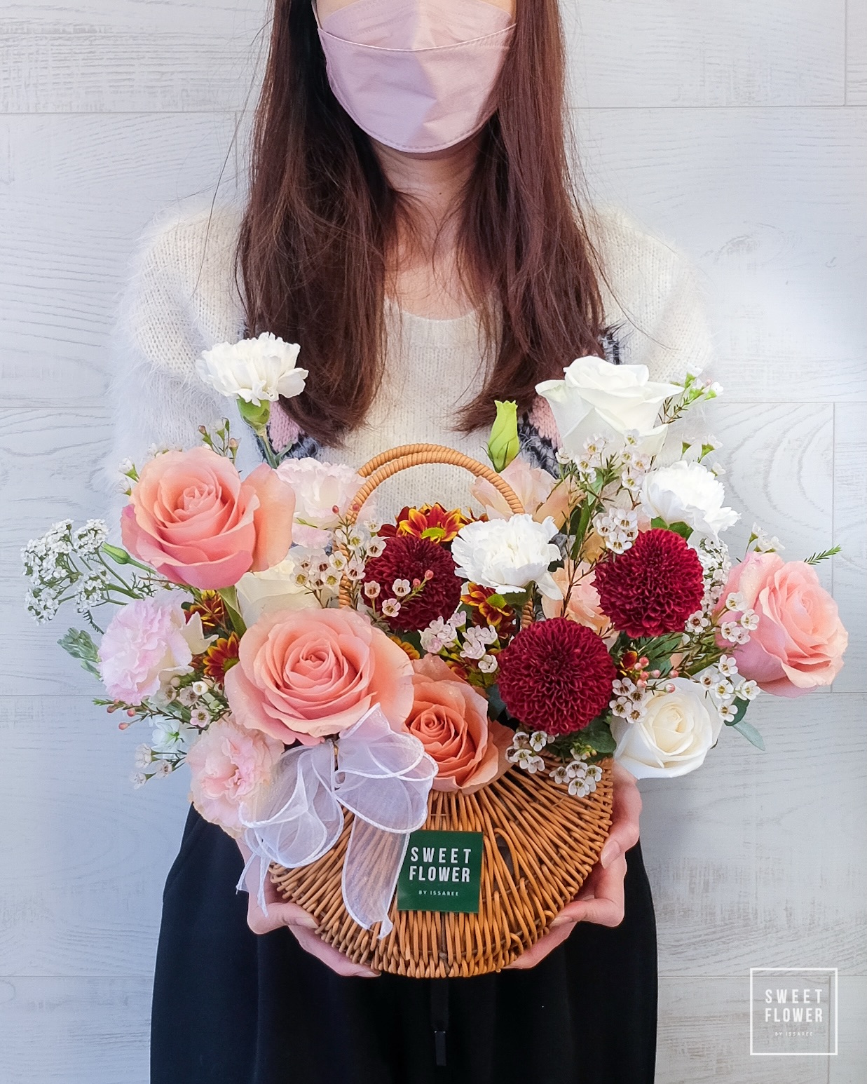 ตะกร้า เอิร์ธโทน คลาสสิก ดอกไม้หลัก กุหลาบ คาร์เนชั่น อื่นๆ — ผลงานร้านดอกไม้ Sweetflower by Issaree